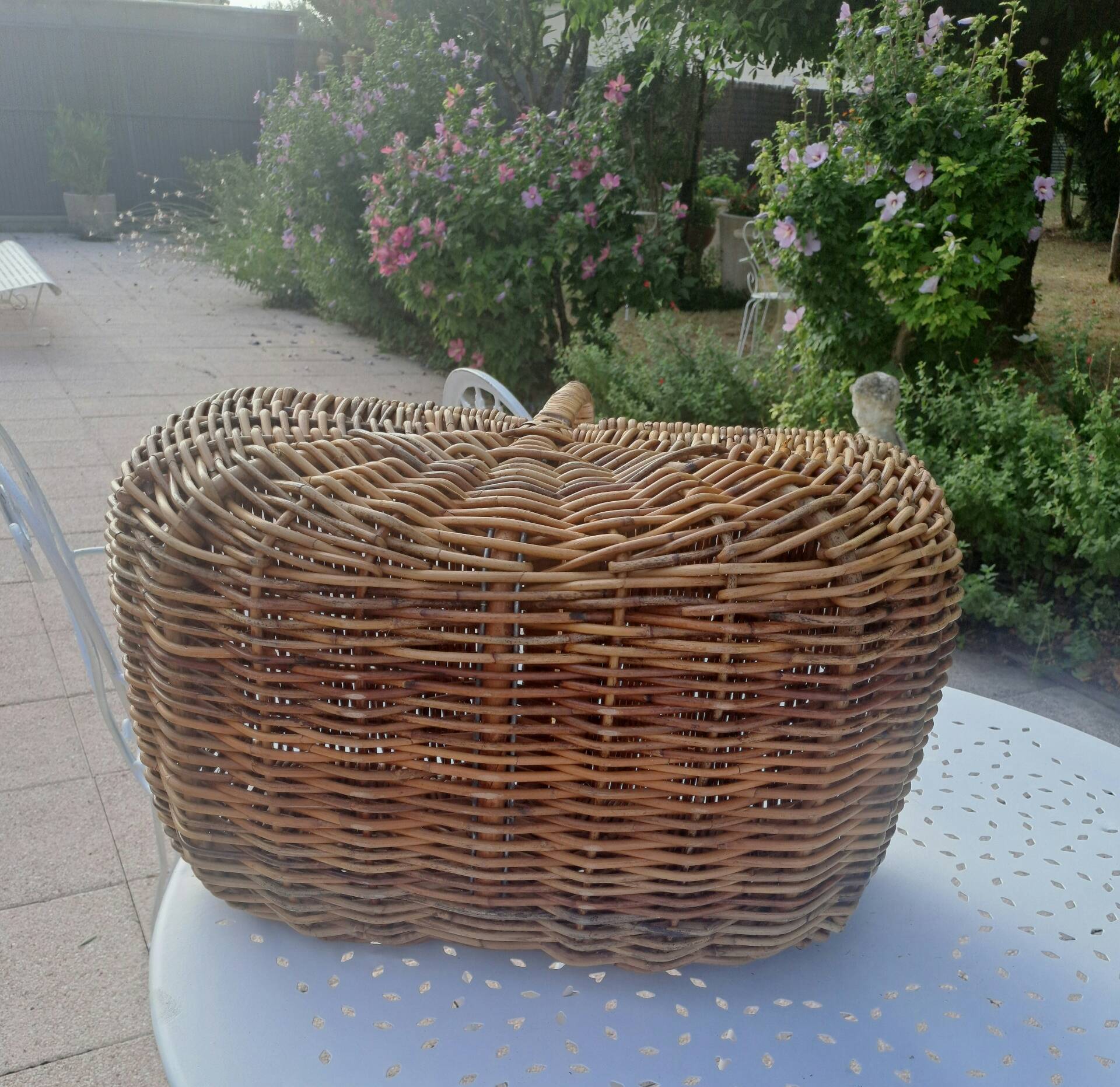 Wicker picnic basket