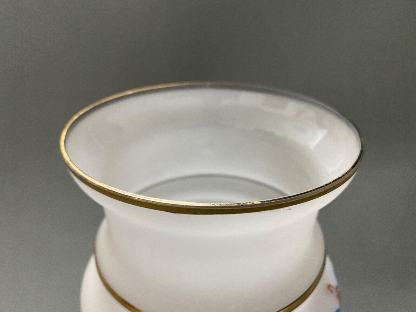 Vase en opaline decor emaille Louis XVI fin XIXe