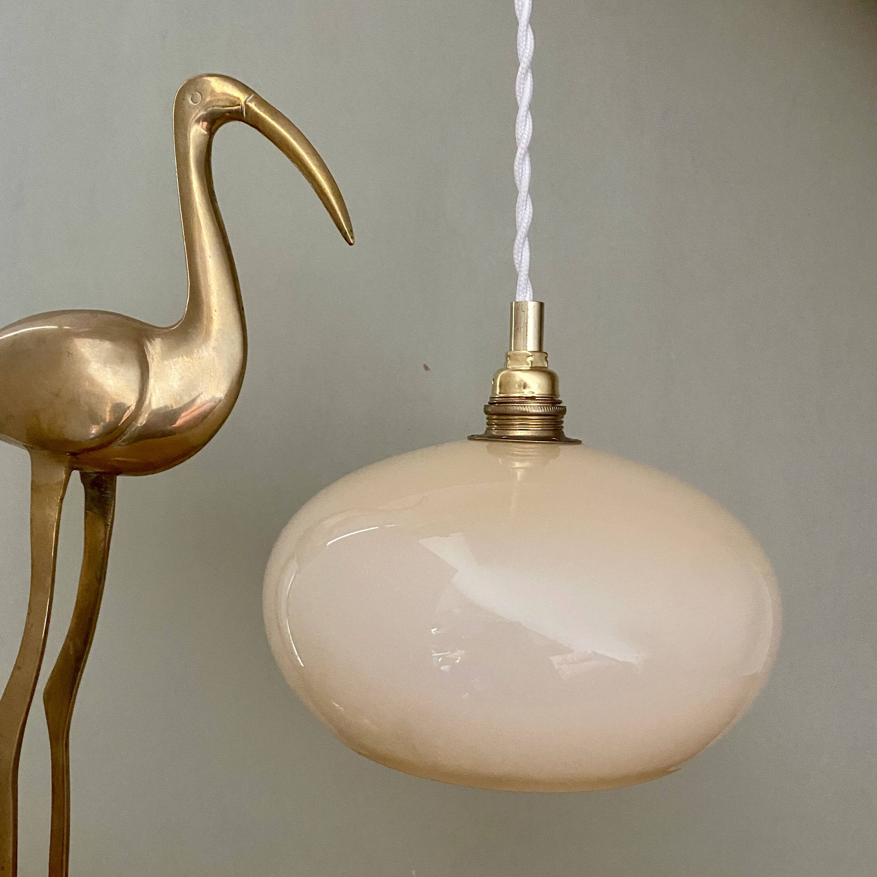 Suspension abat-jour vintage en opaline jaune pâle