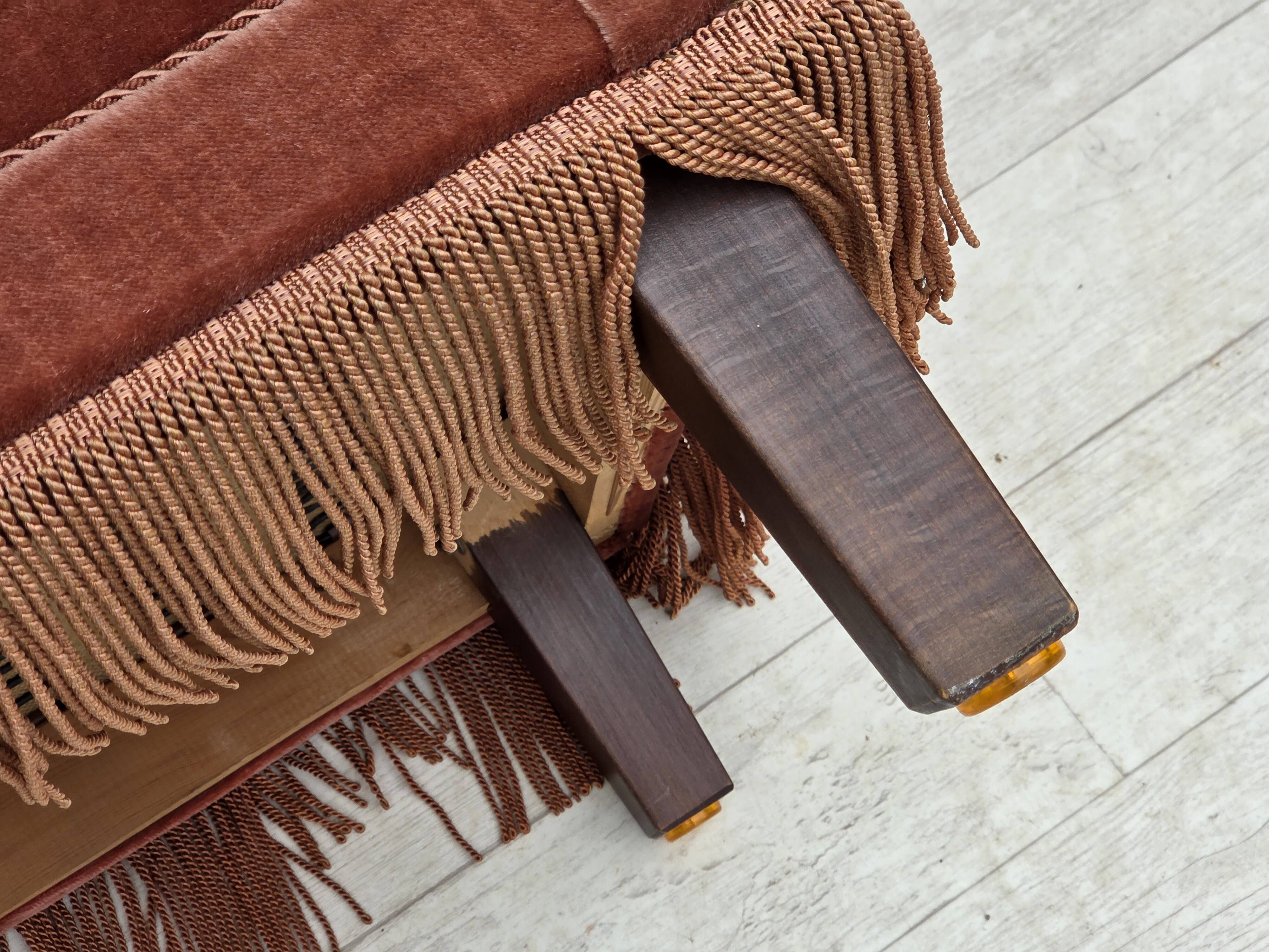 Fauteuil danois à dossier haut, années 1970, velours d'ameublement rose saumon, bois de hêtre.