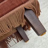 Fauteuil danois à dossier haut, années 1970, velours d'ameublement rose saumon, bois de hêtre.