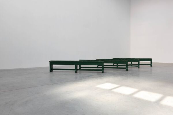 Banc de ferme rustique et primitif en chêne massif, France vers 1900