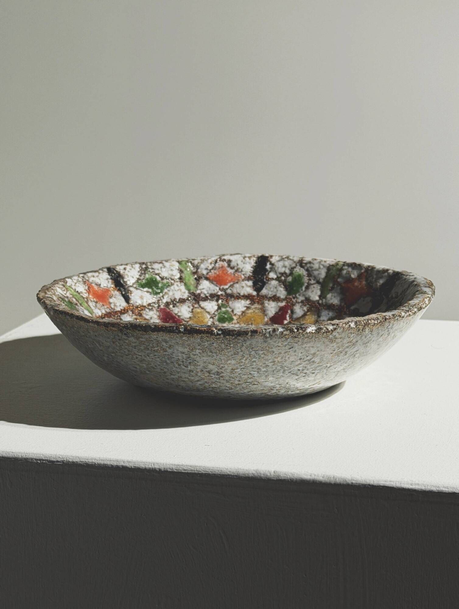 Stoneware bowl with chamotte by Fernande Kohler, Vallauris, around 1960.