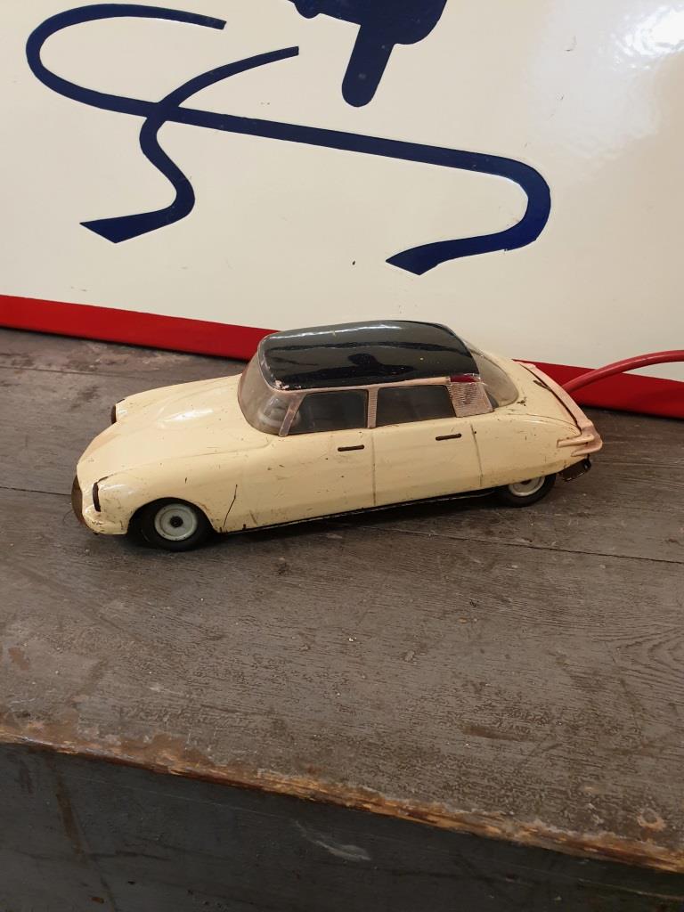 Car Citroën DS 19 remote-guided