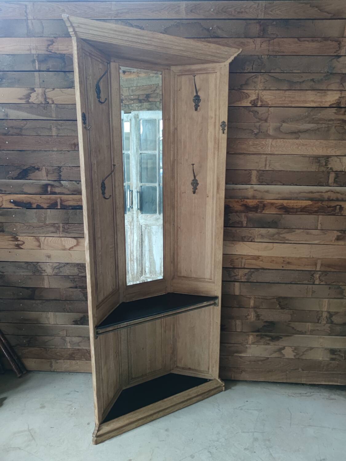 Corner coat rack in oak