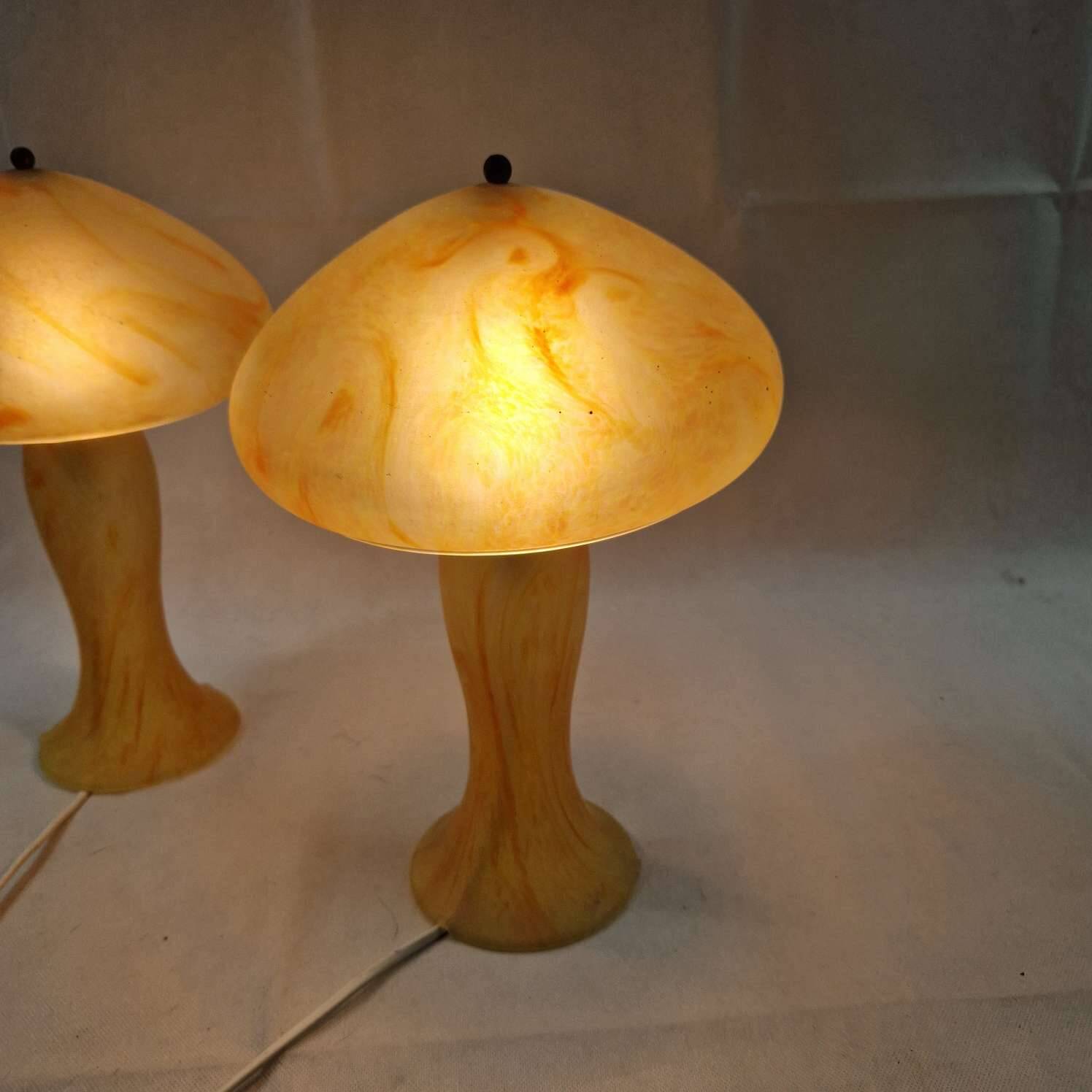 Pair of mushroom lamps in glass paste – Honey and amber tones