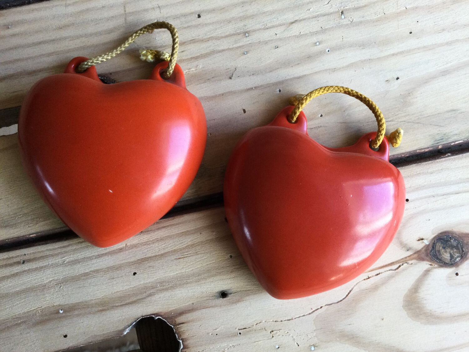 Paire de suspensions murales coeurs rouge Goebel 1950’s