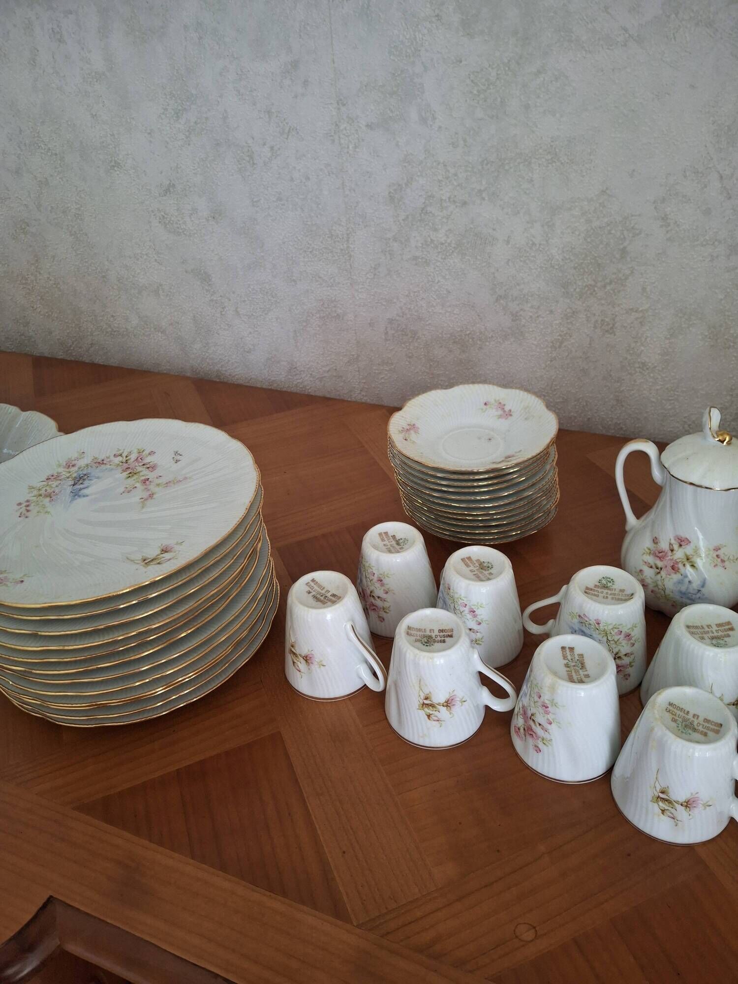 Complete porcelain dinner service