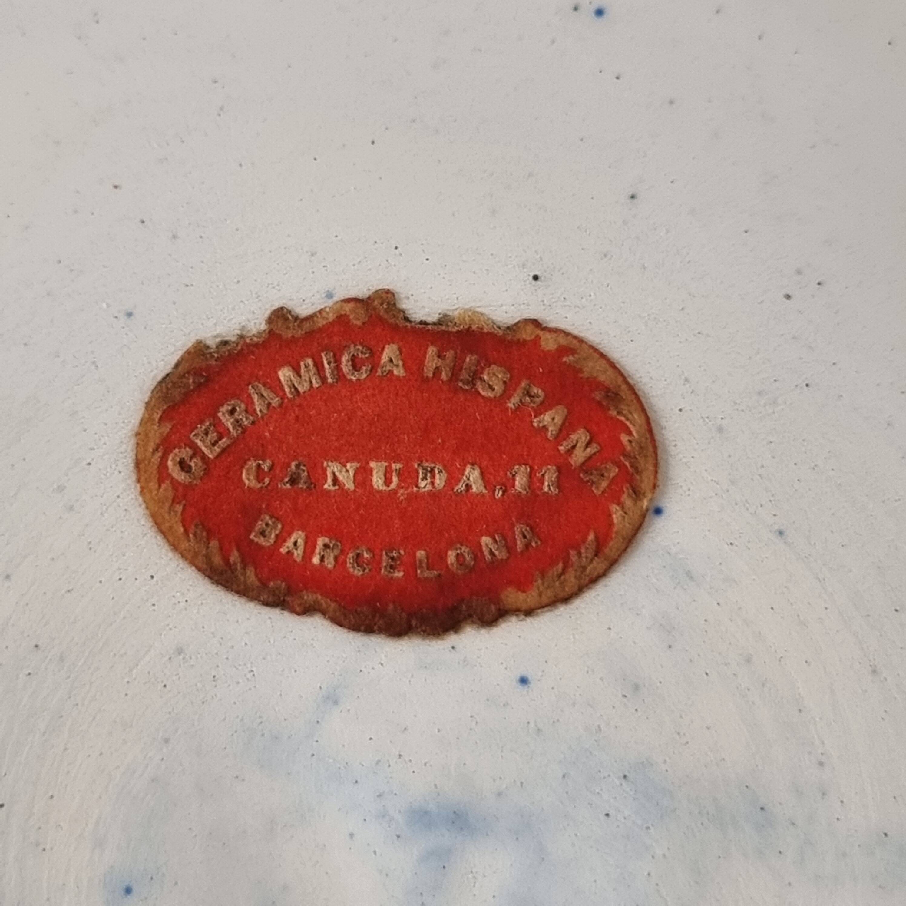 Ancienne assiette en céramique ou faïence espagnole fabriquée et peinte à la main Milieu du siècle