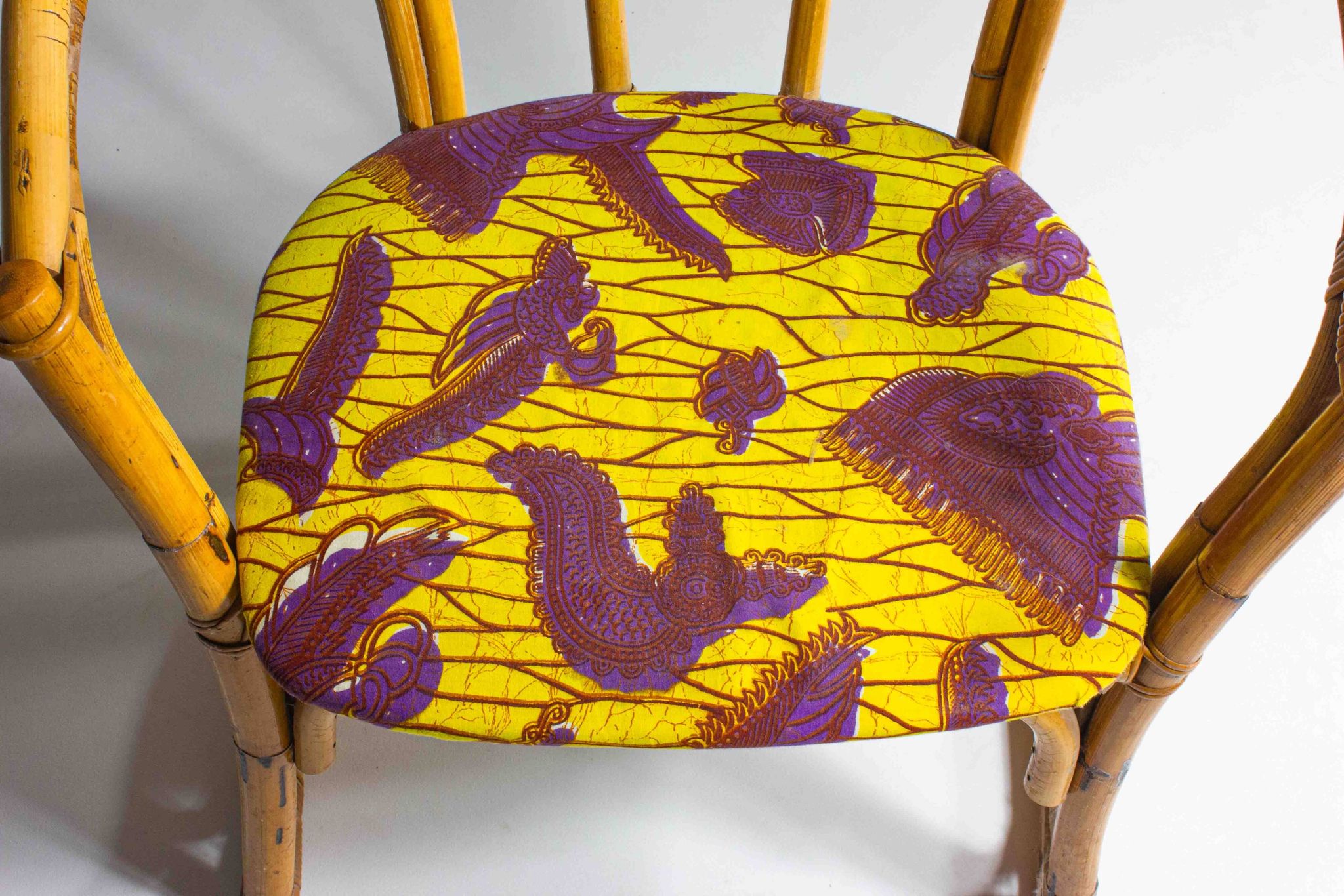 Ensemble funky de cinq chaises en bambou des années 60
