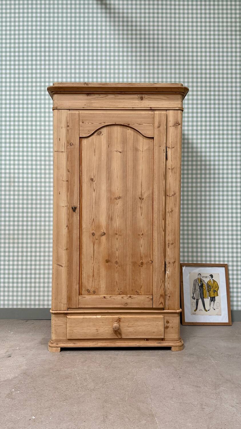 English bonnet maker with wardrobe (renovated)