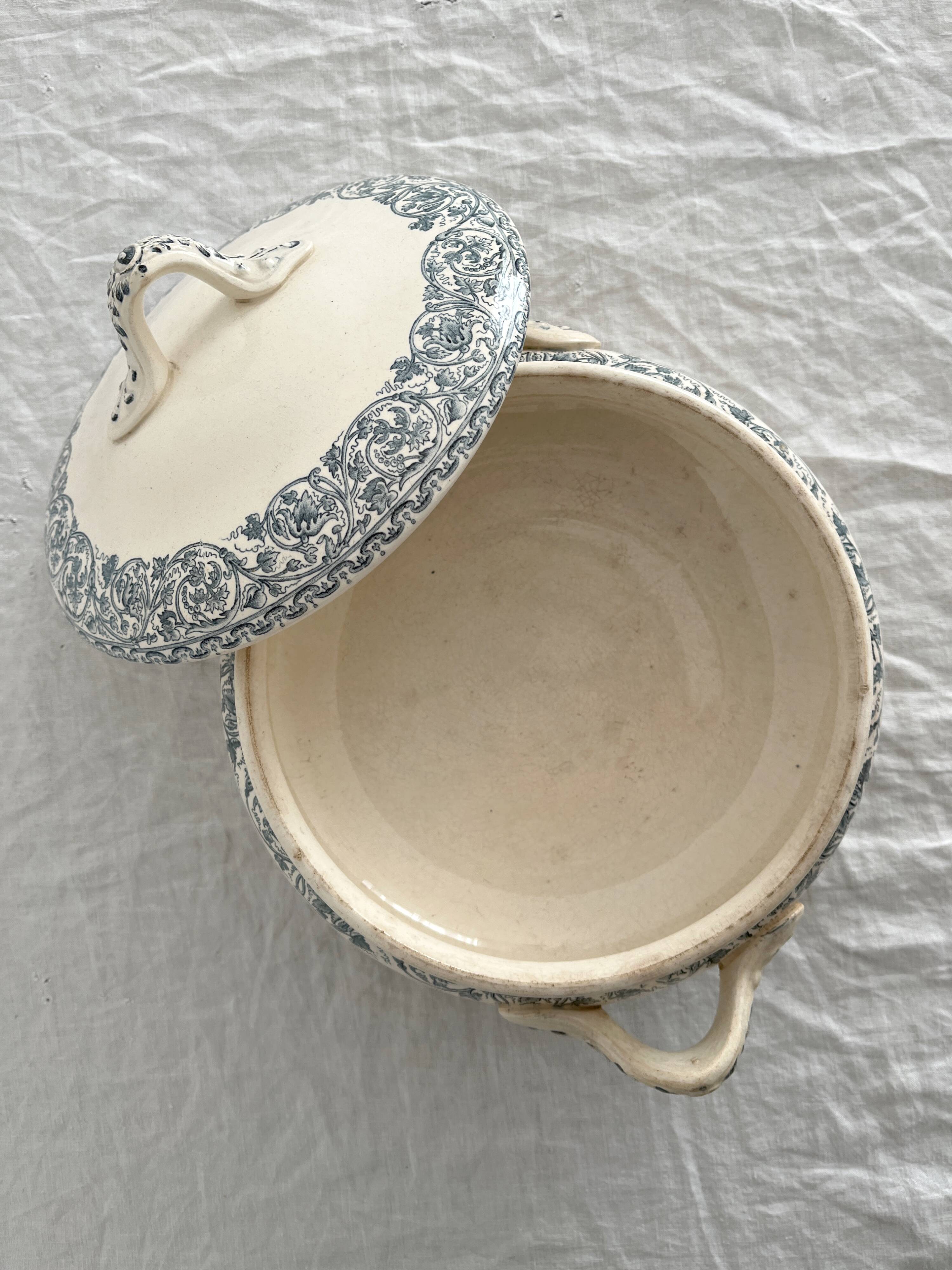Small ironstone tureen "Renaissance" Creil and Montereau