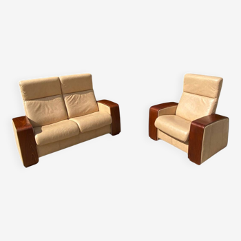 Lot fauteuil et canapé 2 places vintage en cuir beige et accoudoirs bois inclinables style stressless