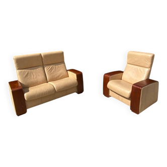 Set of vintage armchair and 2-seater sofa in beige leather and reclining wooden armrests, stressless style