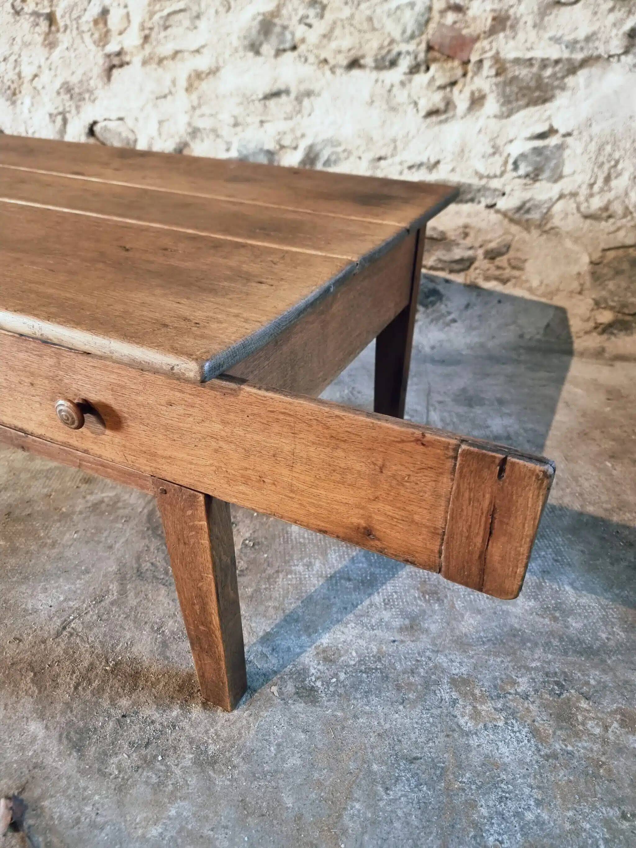 Table basse ancienne en chêne français – Table de ferme rustique du XIXe siècle avec tiroir et panneau de rangement coulissant, vers 1850