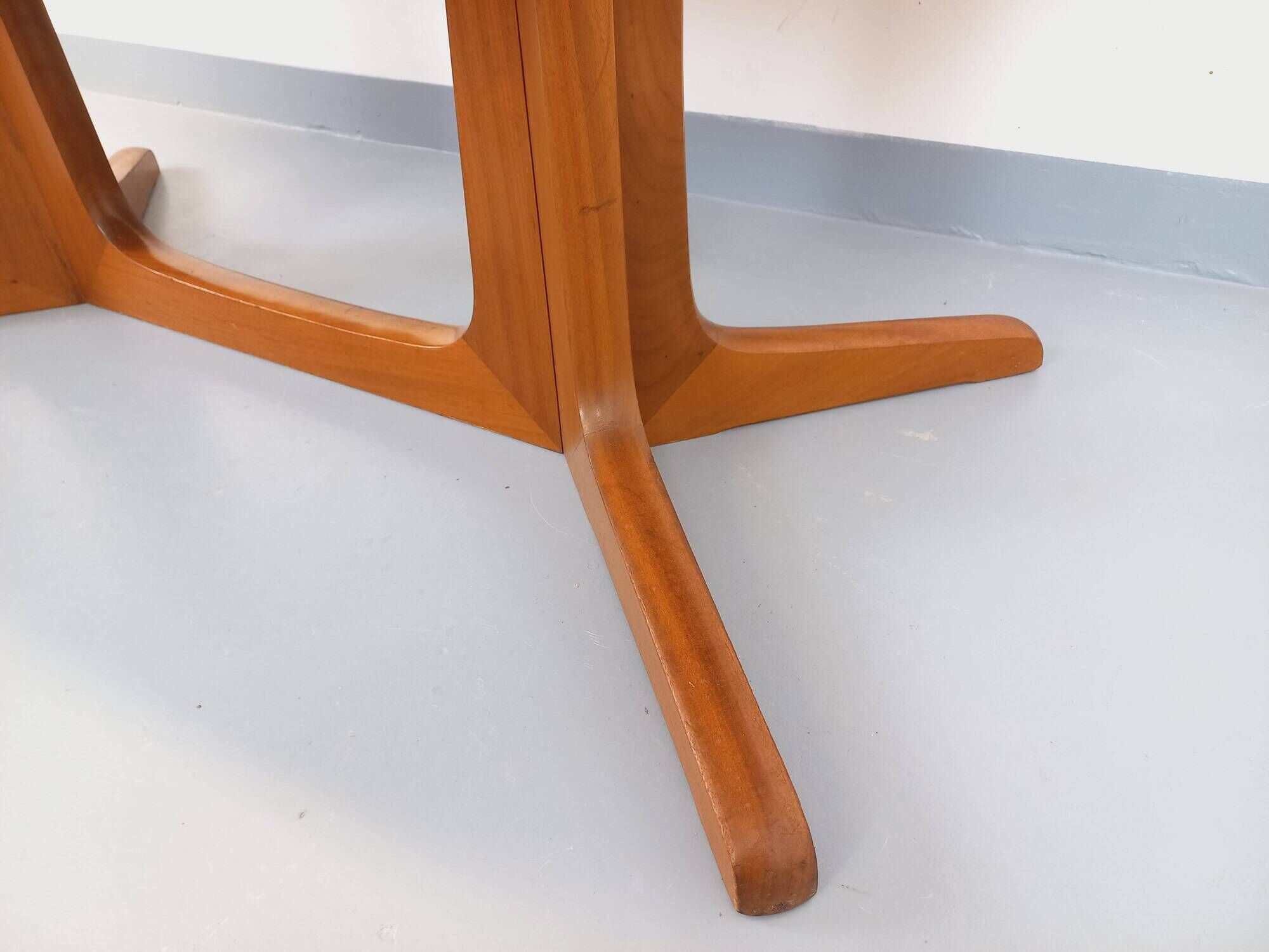 Vintage oval dining table Baumann from the 60s and 70s in teak with extension.