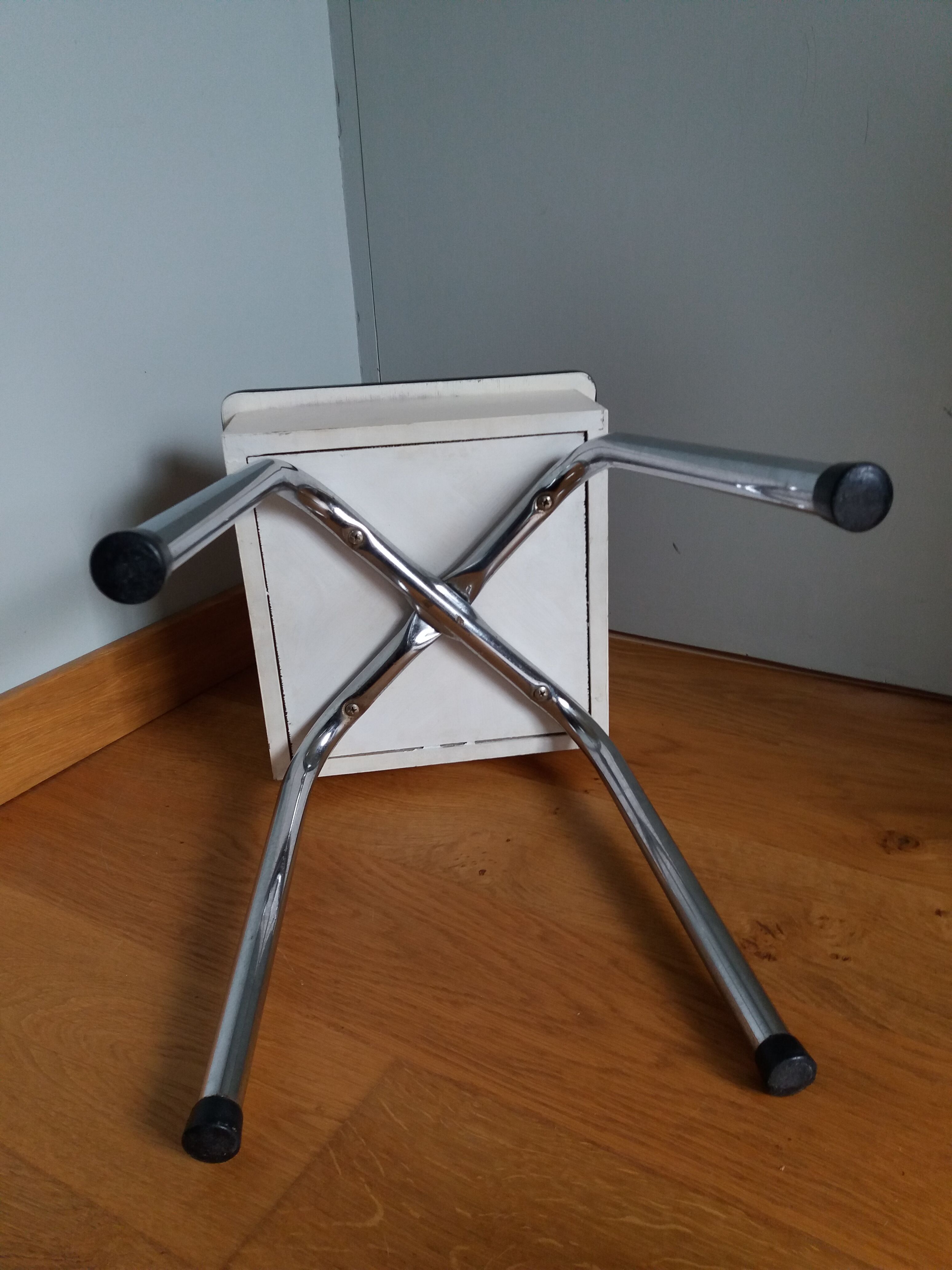 Stool shoeshine chest in formica and chromed metal