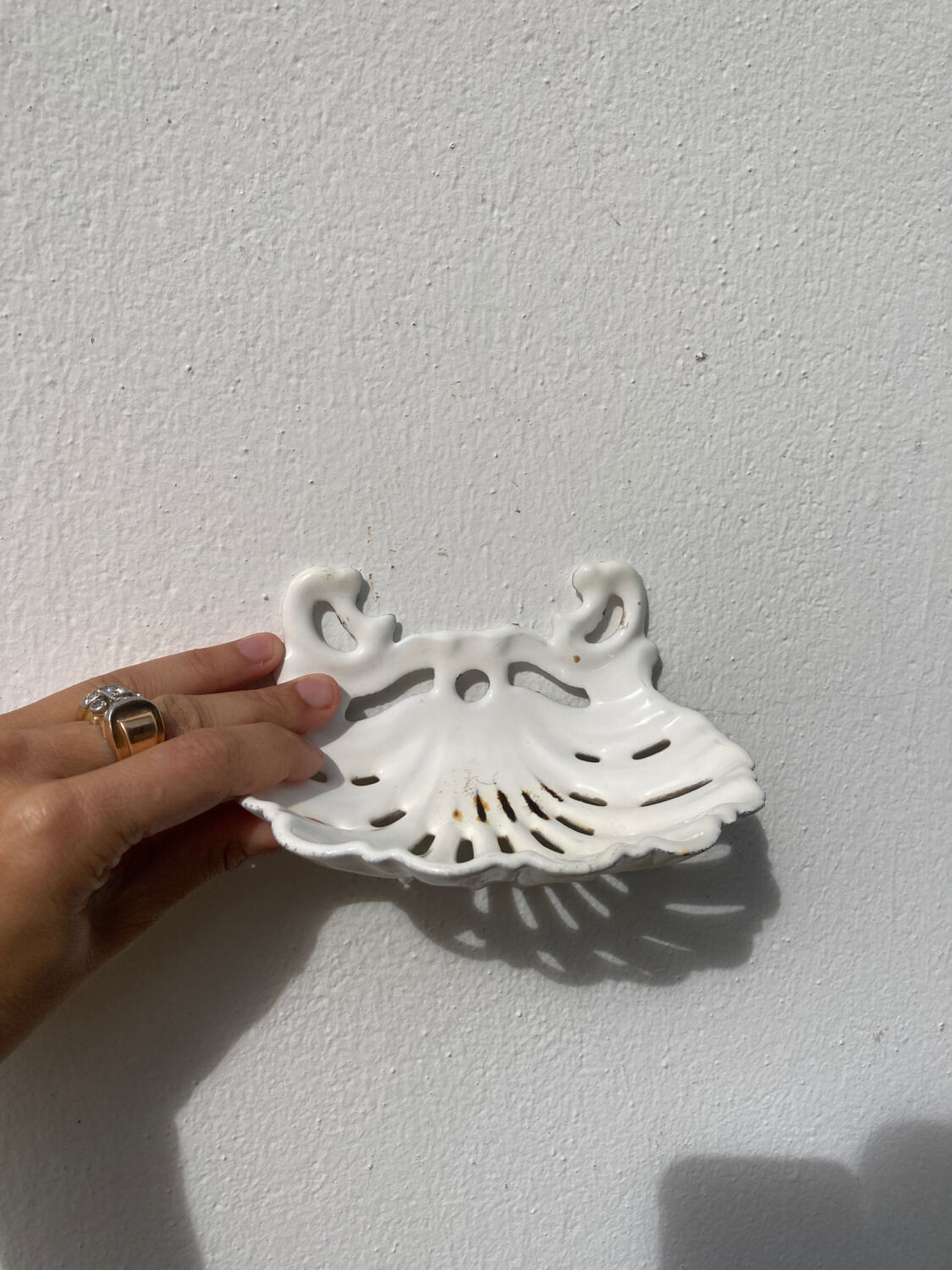 Old shell soap dish in white enamelled cast iron
