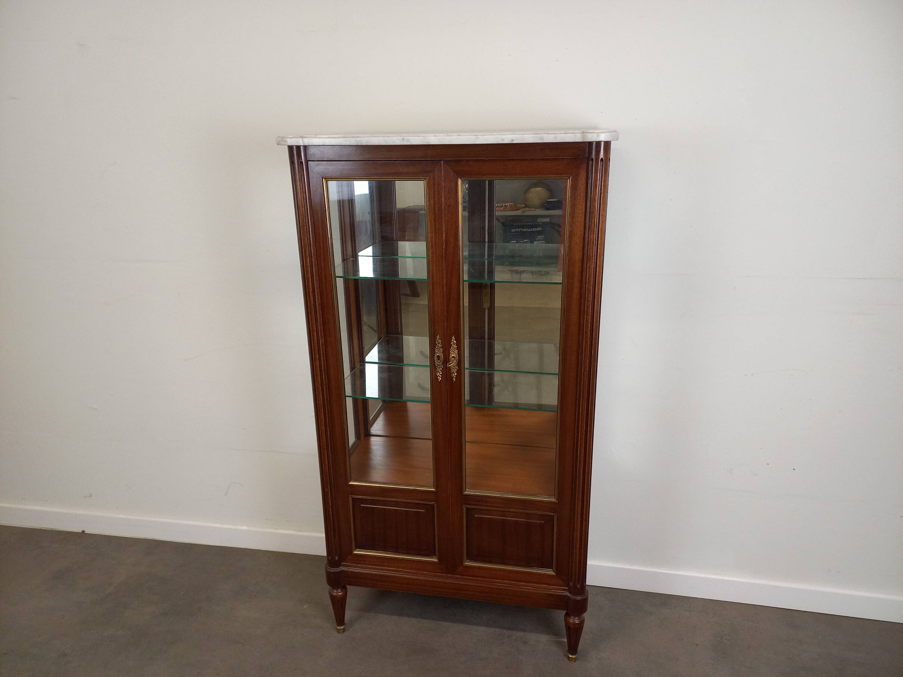 Vitrine de style Louis XVI