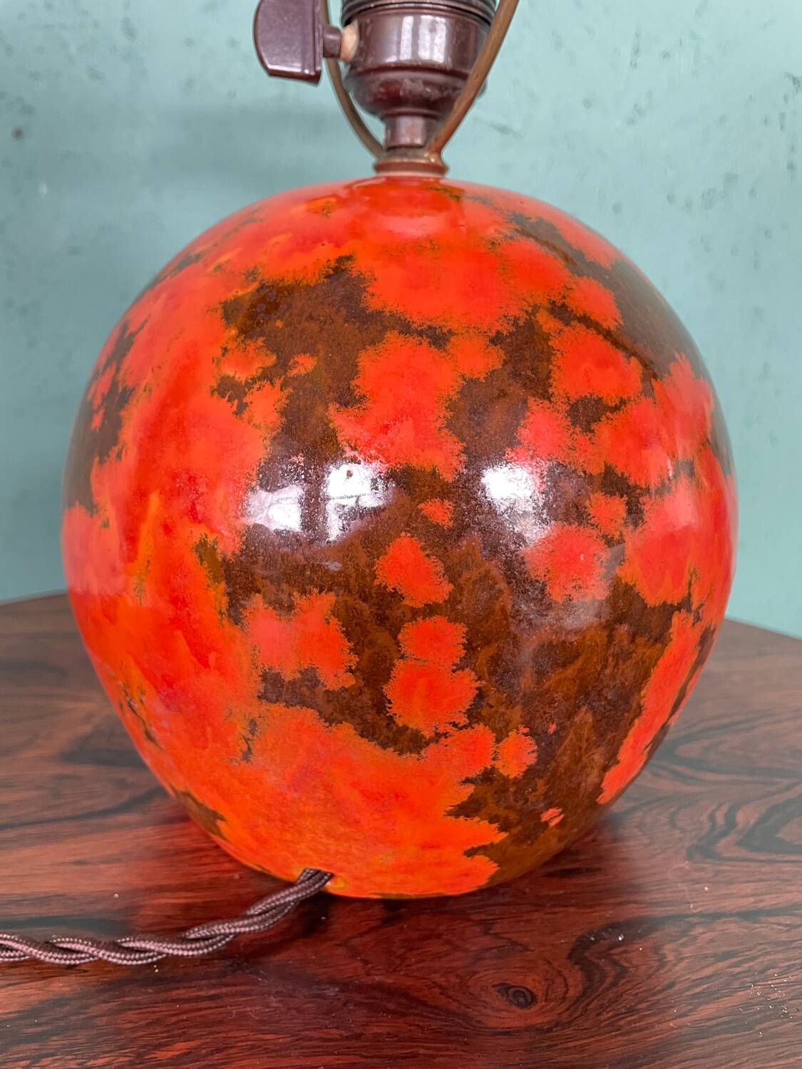 Lampe en céramique HAK Herman Kähler Art Déco, vers 1930, globe orange avec détails en laiton.
