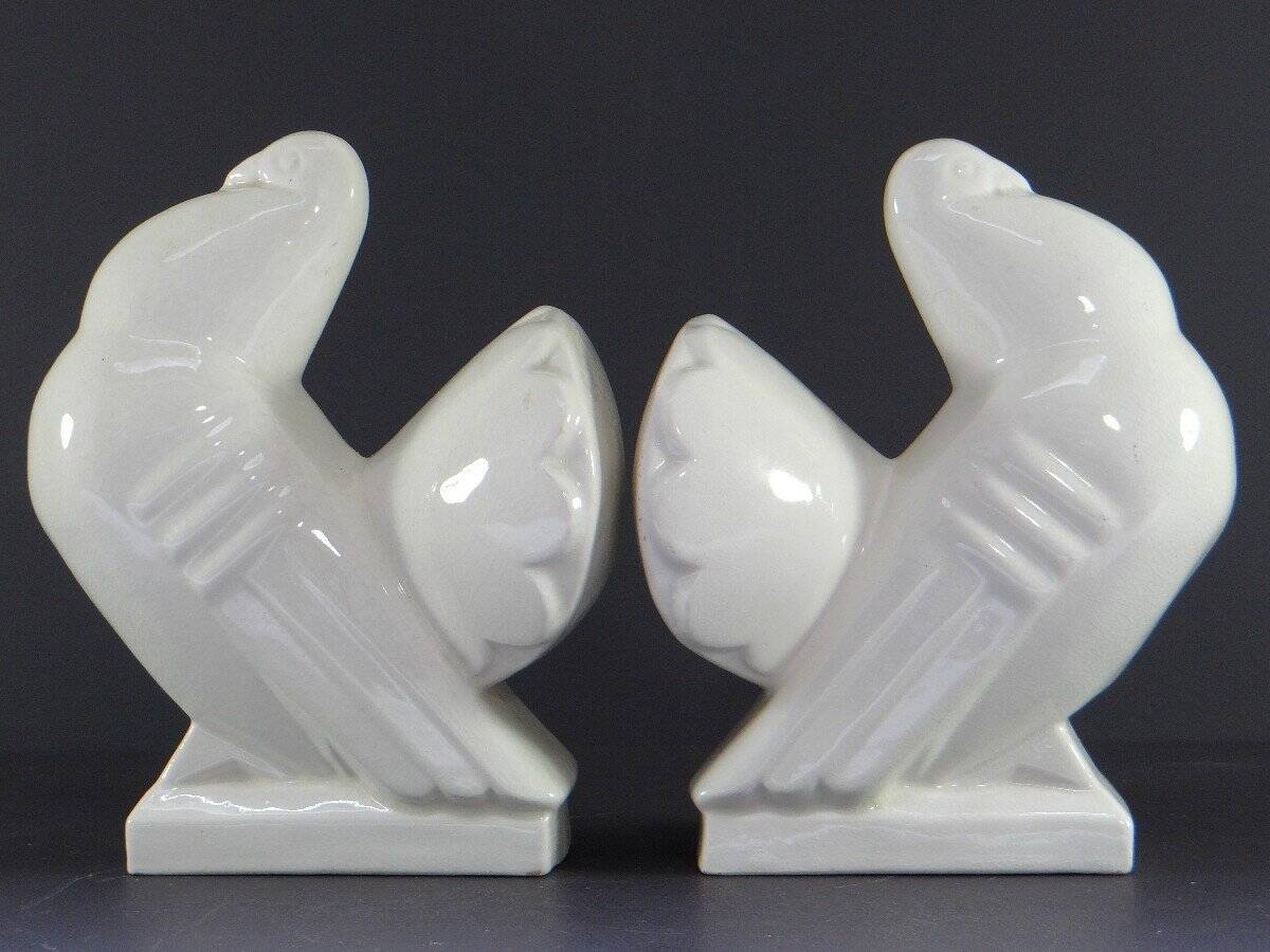 Manufacture de saint-clément, années 1930, paire de serre-livres figurant des pigeons.