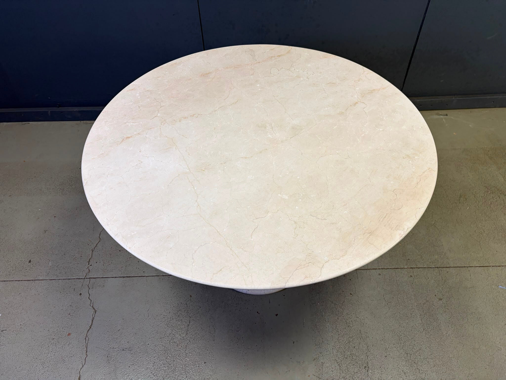 Round French travertine dining table 1970s