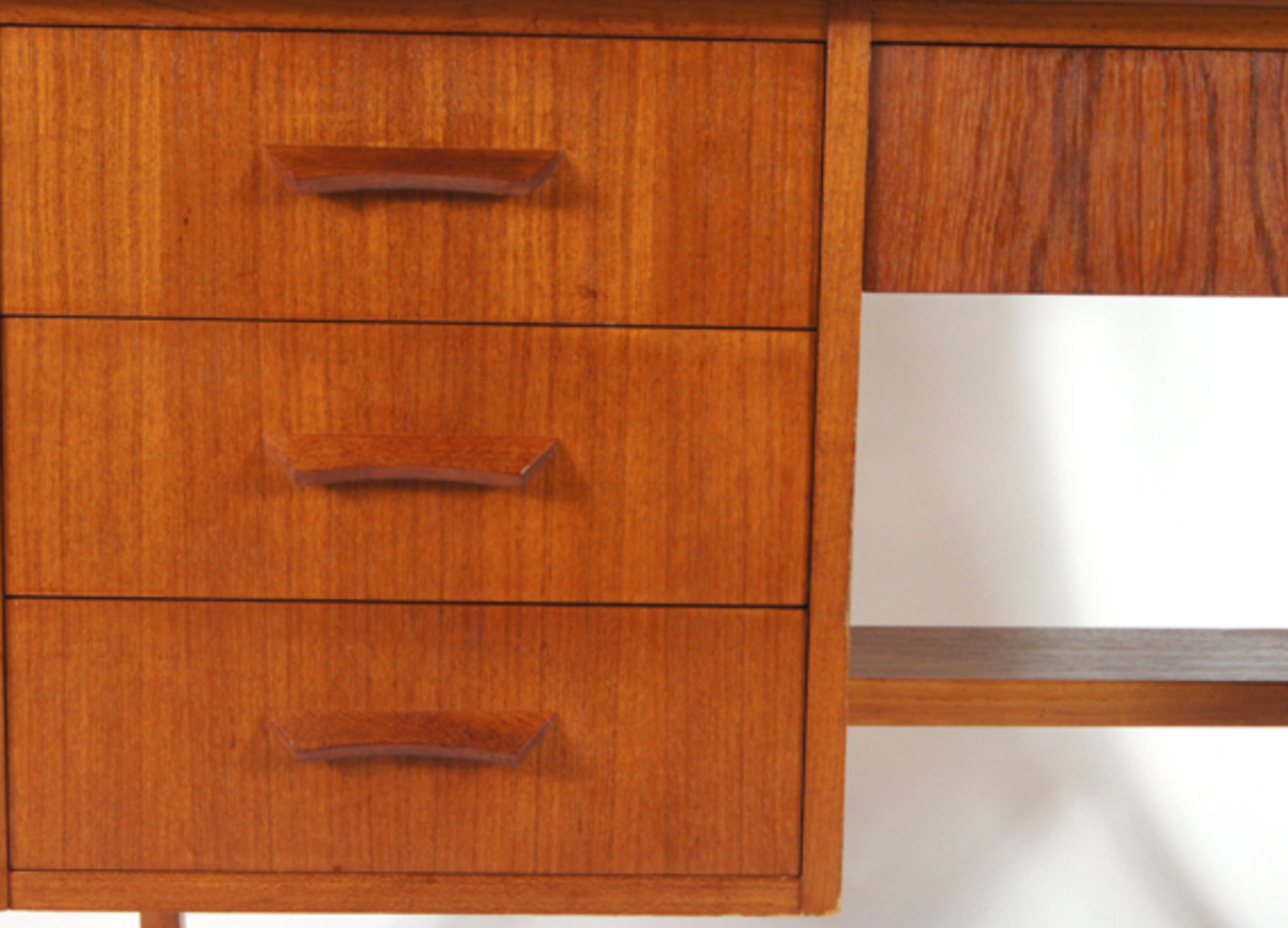 Simple pedestal pedestal desk in vintage danish retro teak from the 60s/70s