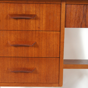 Simple pedestal pedestal desk in vintage danish retro teak from the 60s/70s