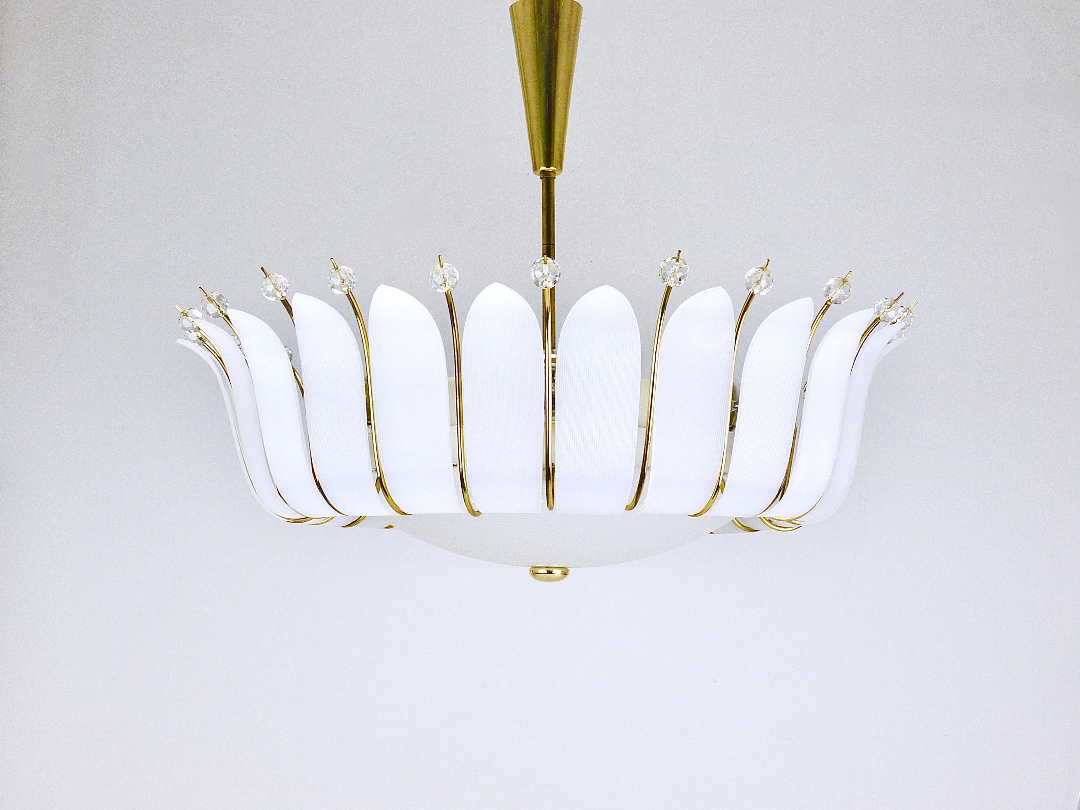 Grand chandelier Rupert Nikoll 27" mid-century brass with leaves, Austria, 1950.