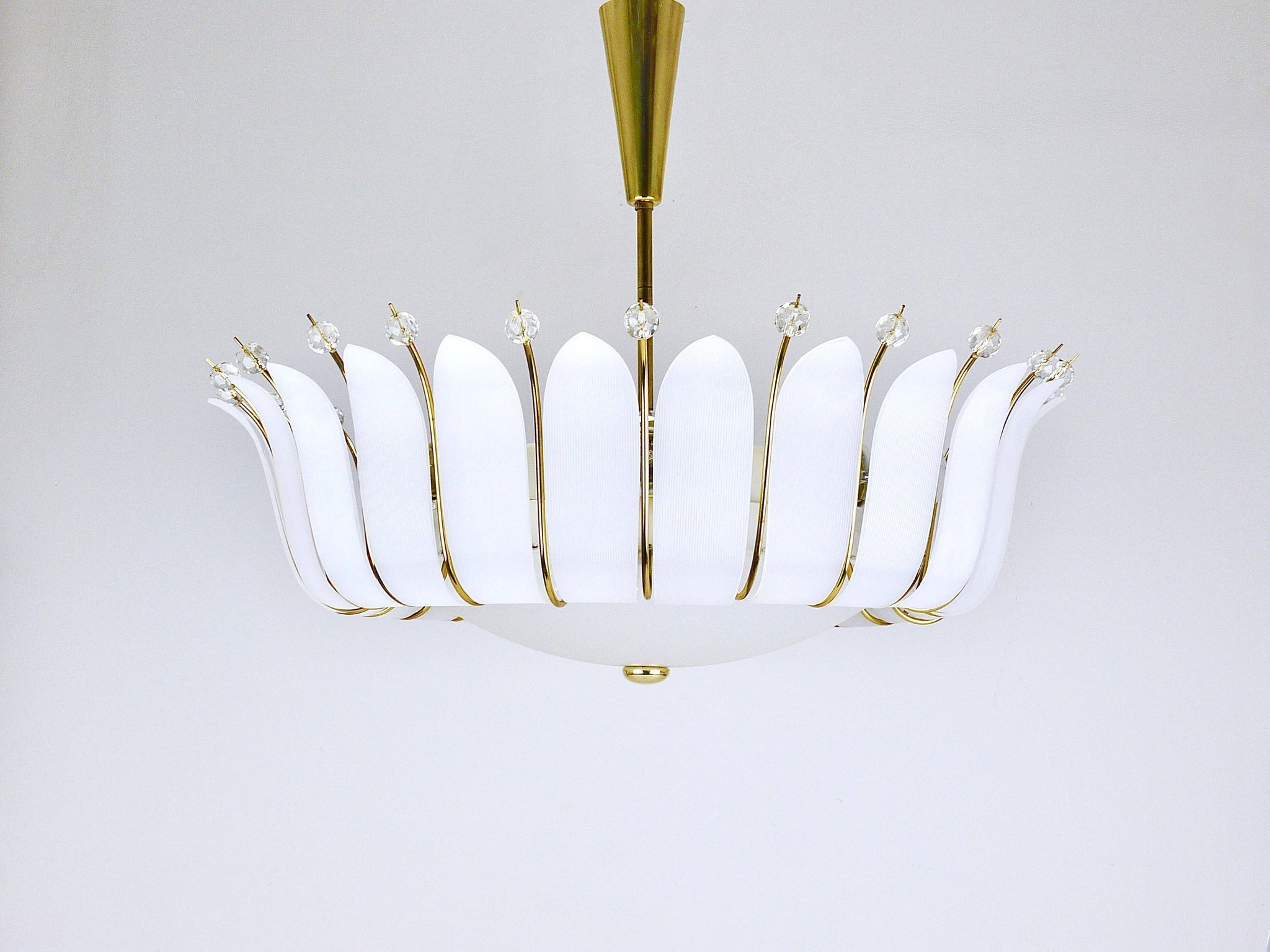 Grand chandelier Rupert Nikoll 27" mid-century brass with leaves, Austria, 1950.
