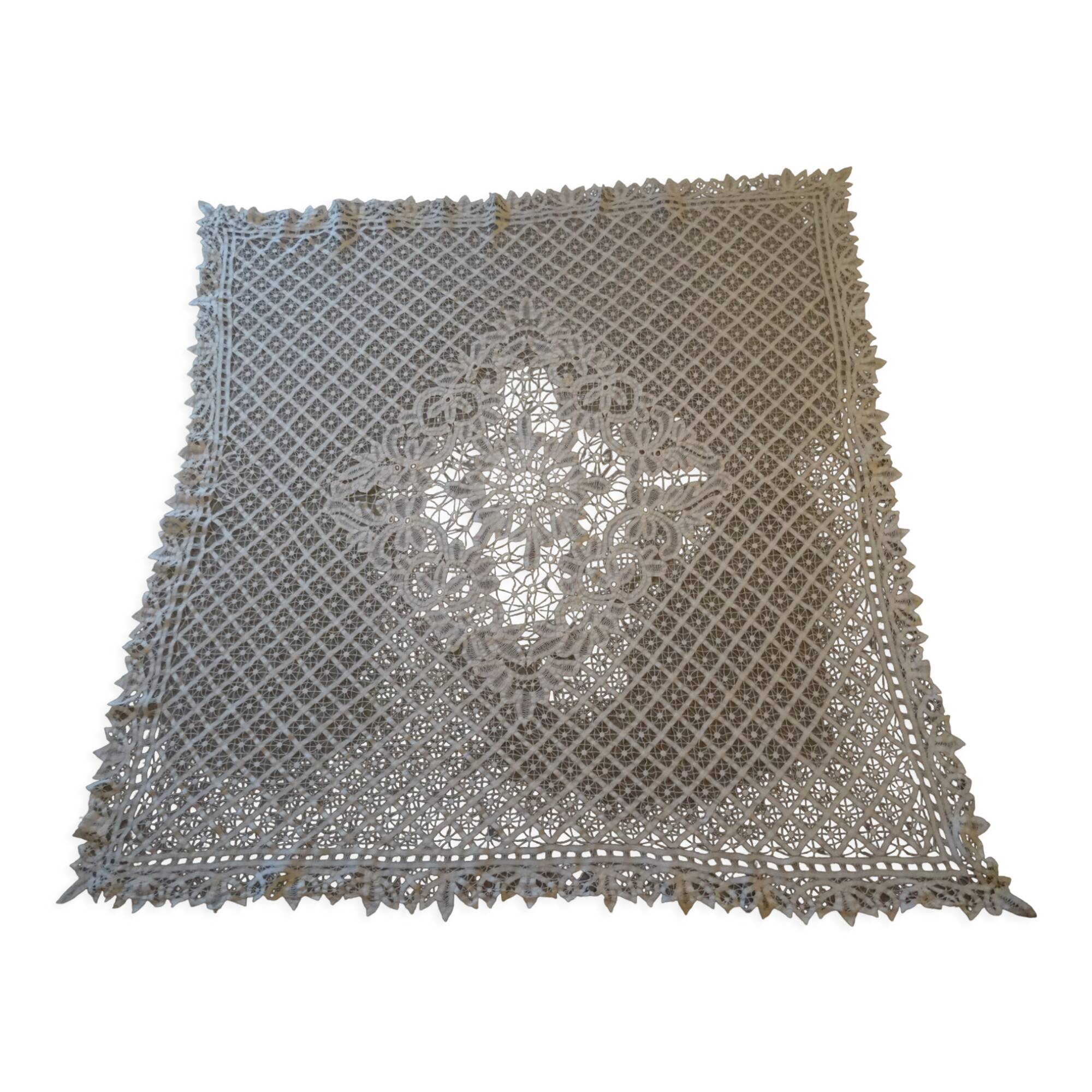 Nappe carrée ancienne