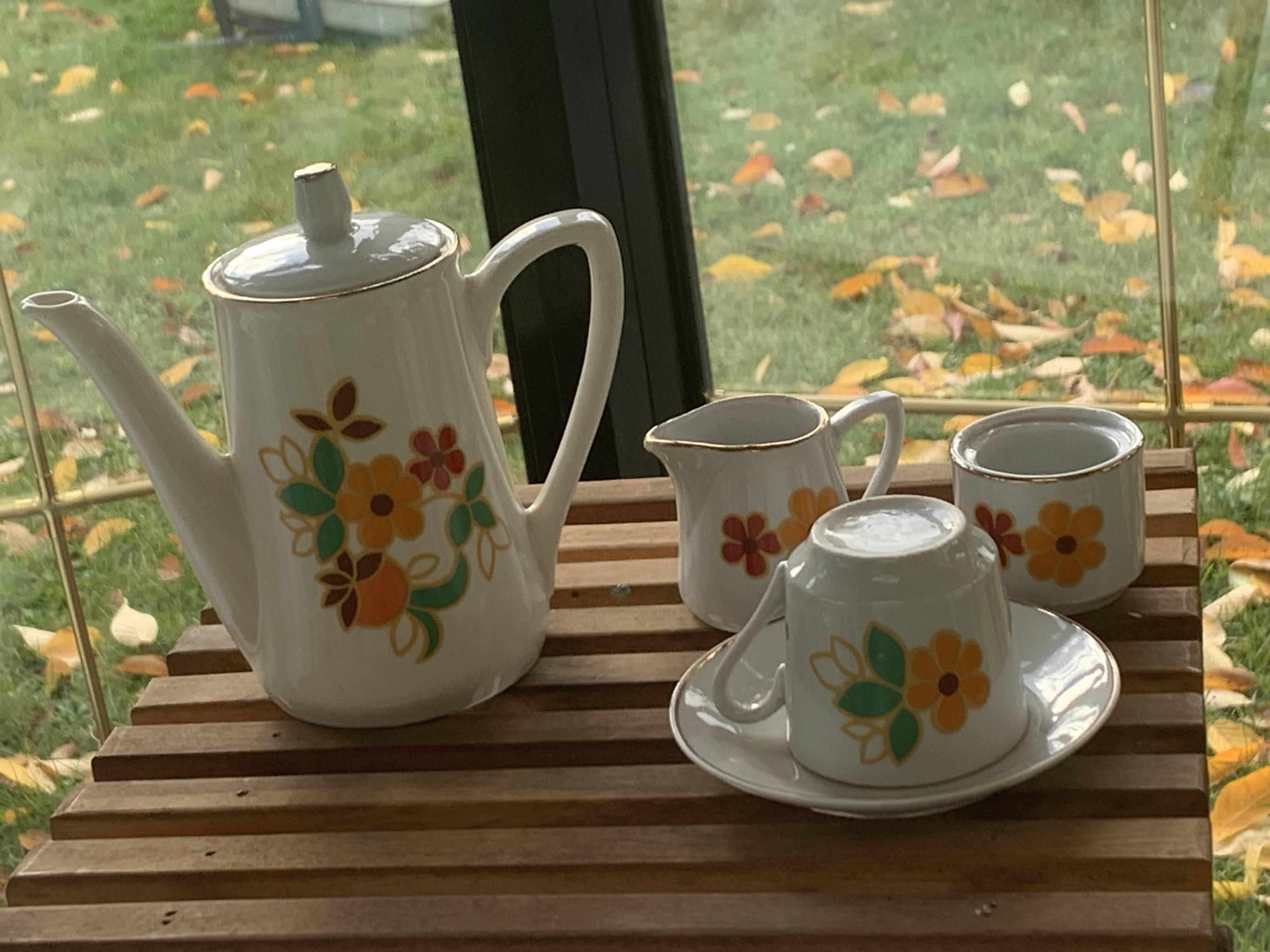 Porcelain dinette for dolls consisting of a coffee maker, cups and saucers, vintage