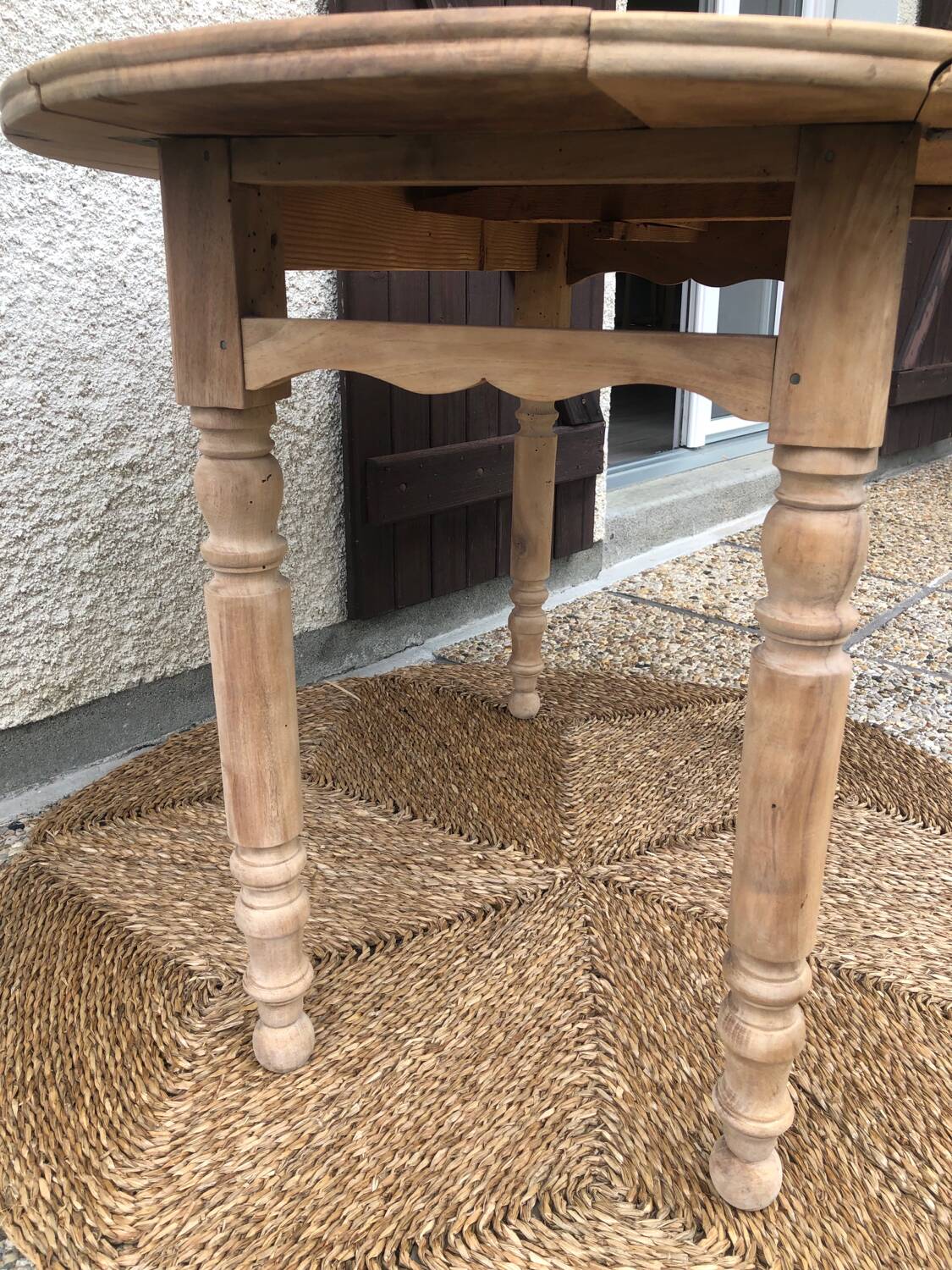 Oval farmhouse table