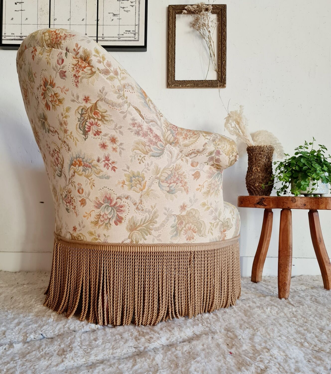 Antique flowered toad armchair with fringes