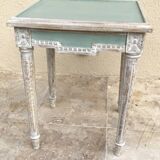 Table d’appoint en bois sculpté et patiné de style Louis XV un tiroir en ceinture
