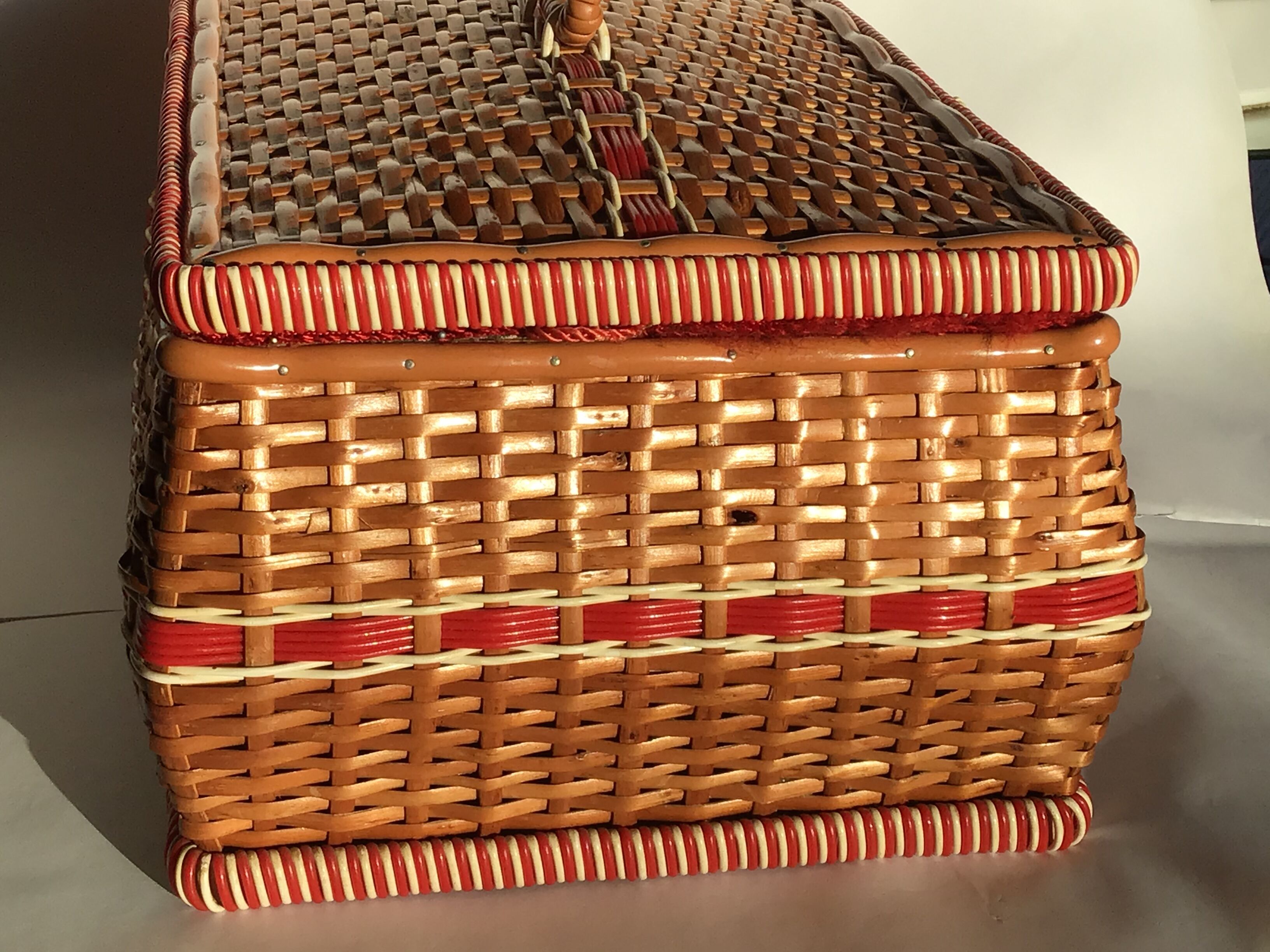 Wicker and scoubidou sewing basket