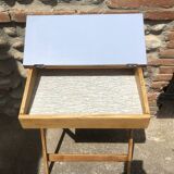 Foldable child desk