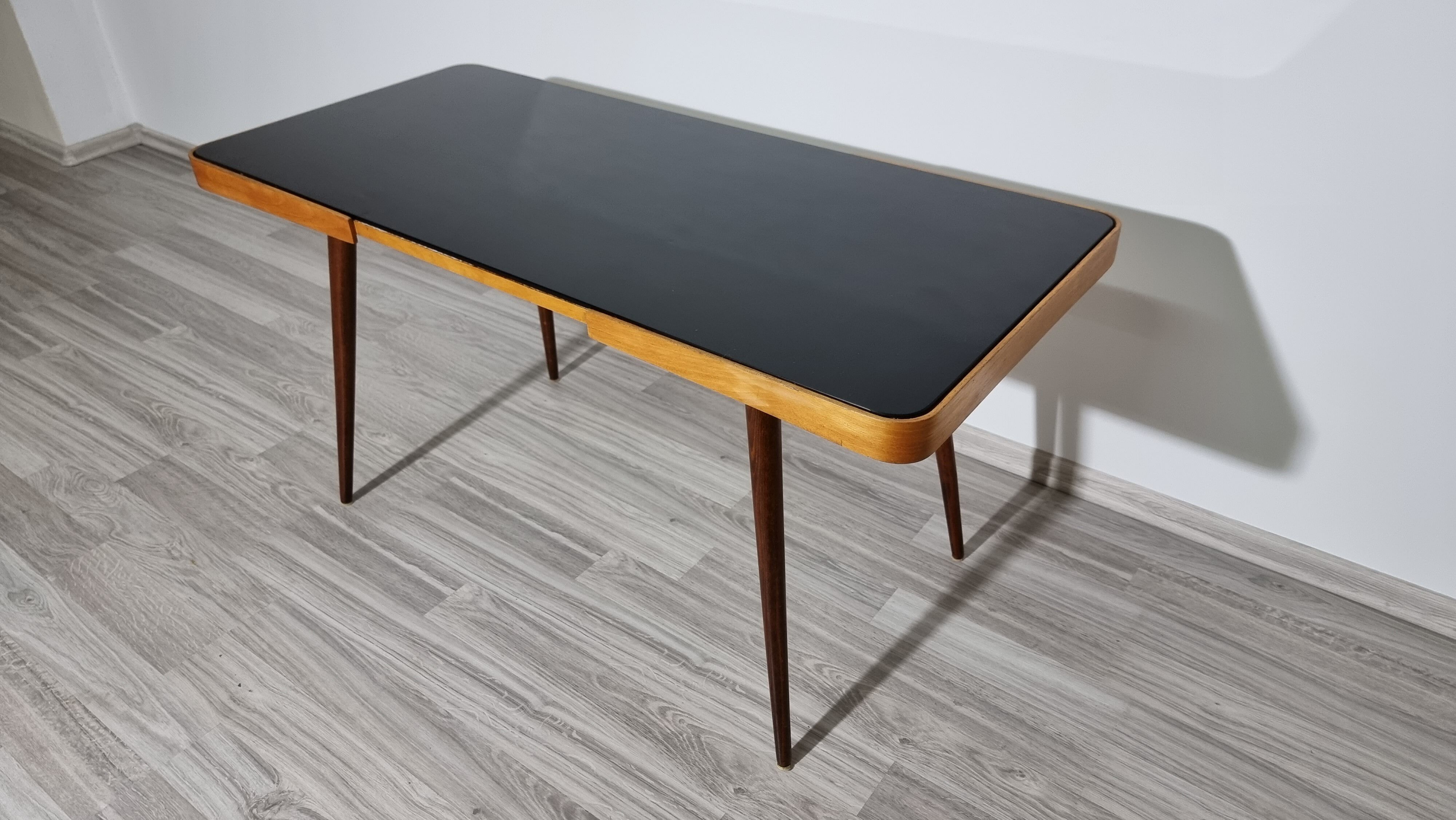 Table basse par Jiri Jiroutek