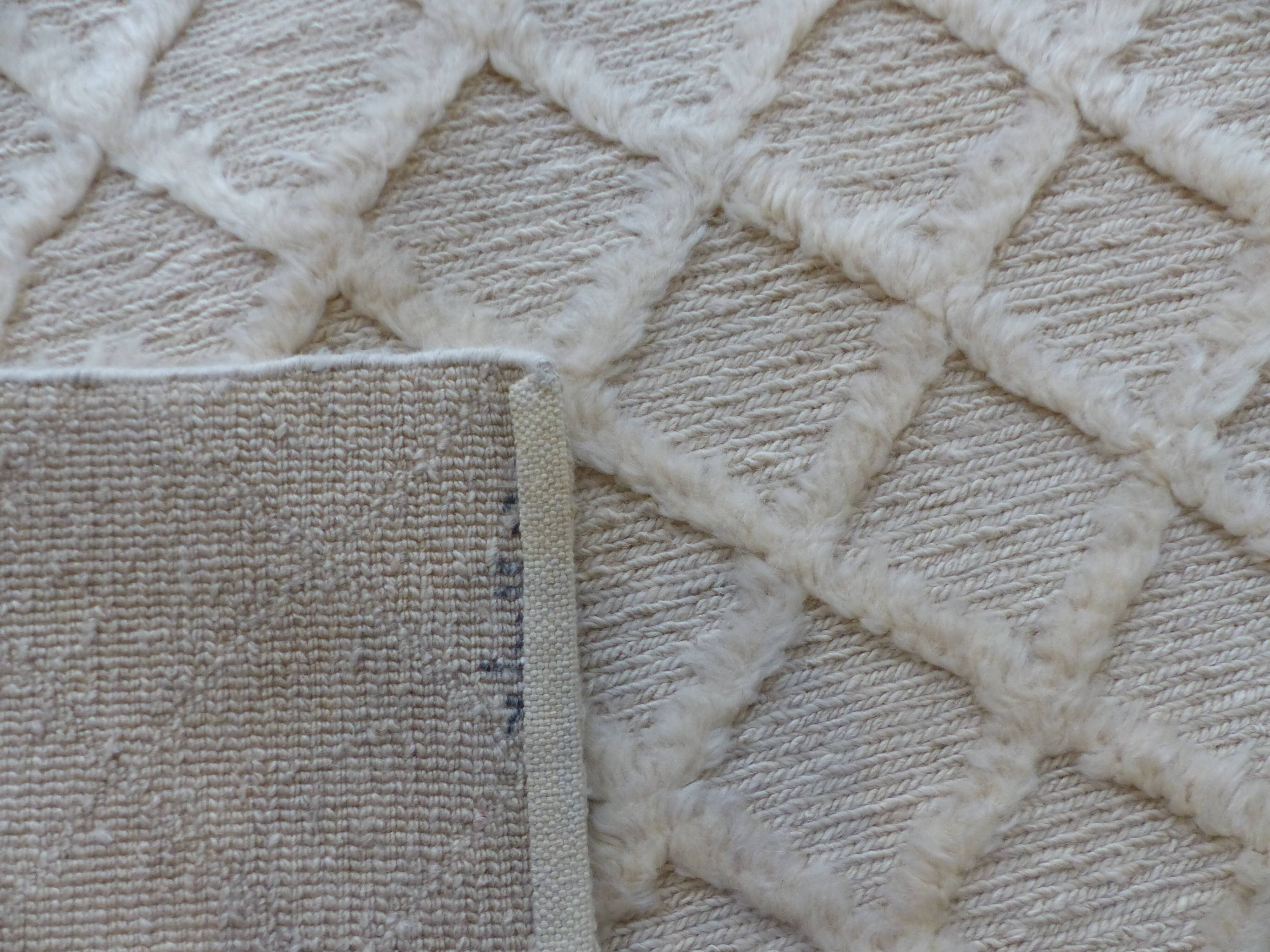 Carpet wool woven and knotted 253 x 153 cm