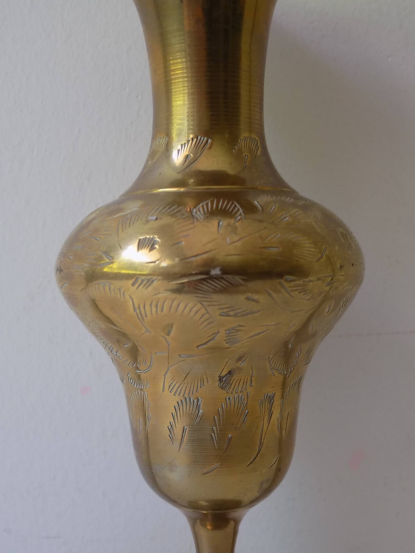 Gilded brass vase with engraved patterns (17 cm)