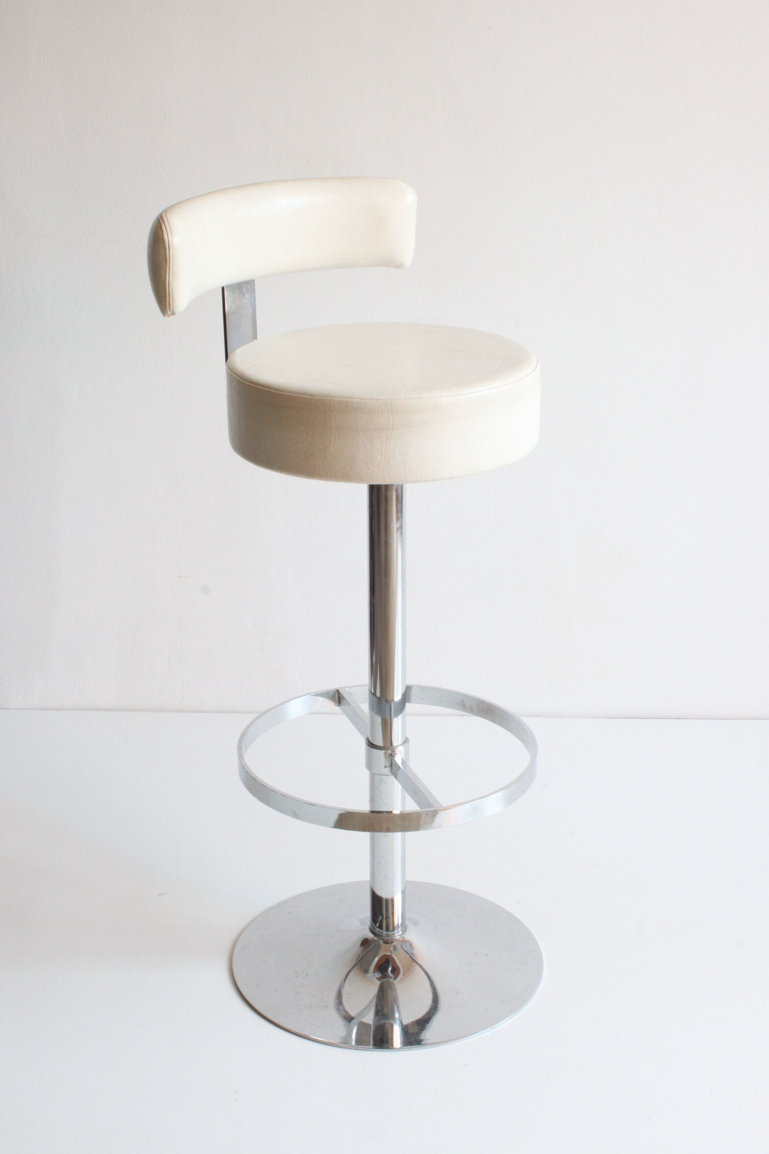 Chrome bar stool in white skai, 1960s.
