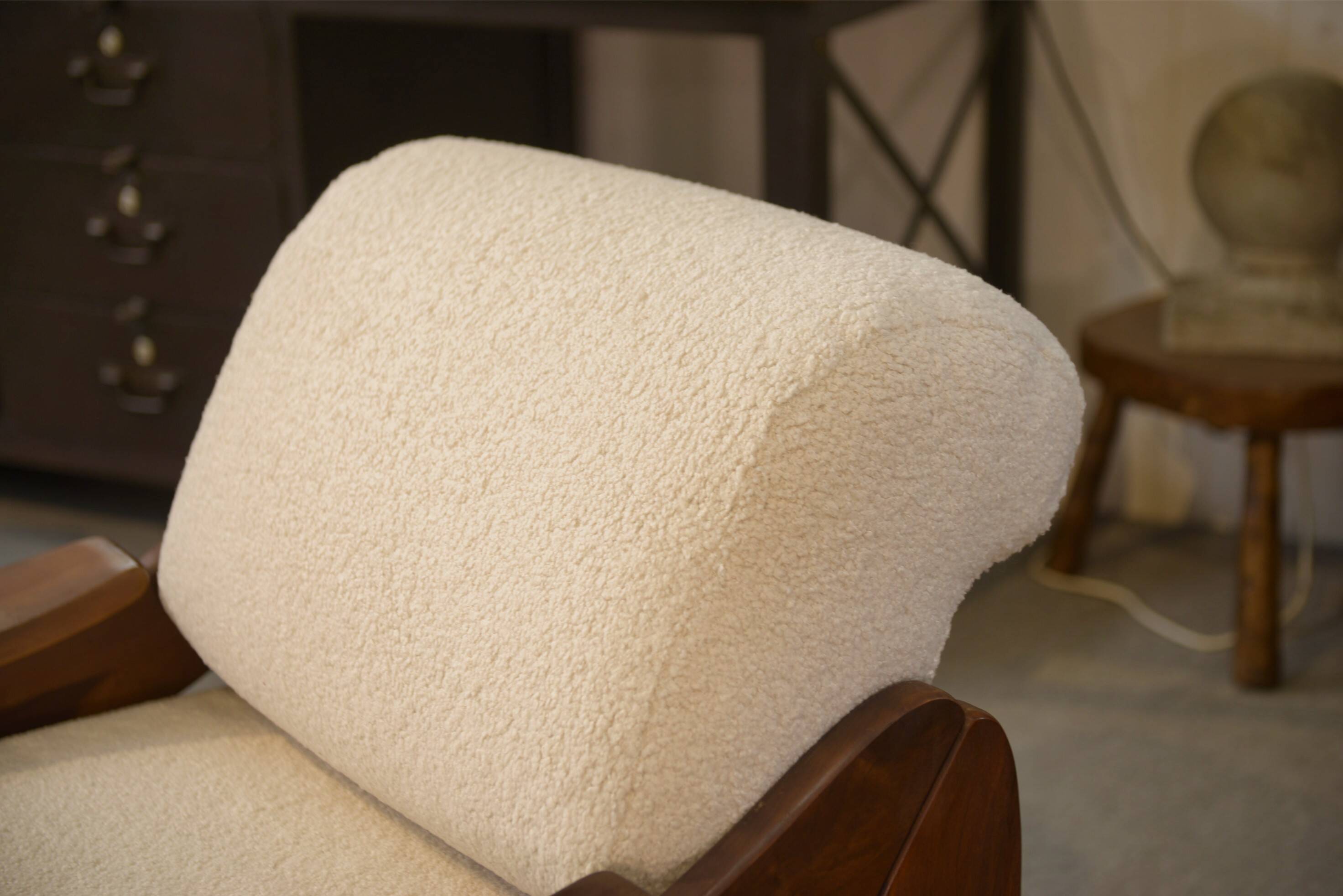 Brutalist pair of armchairs in mahogany and cream boucle 1970s.
