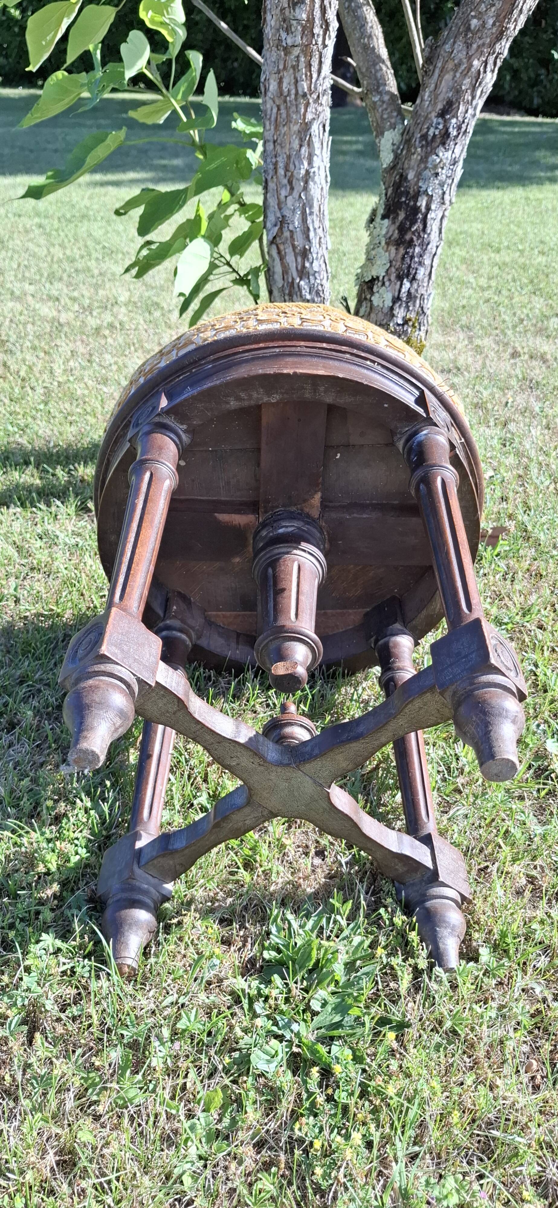 Adjustable piano stool