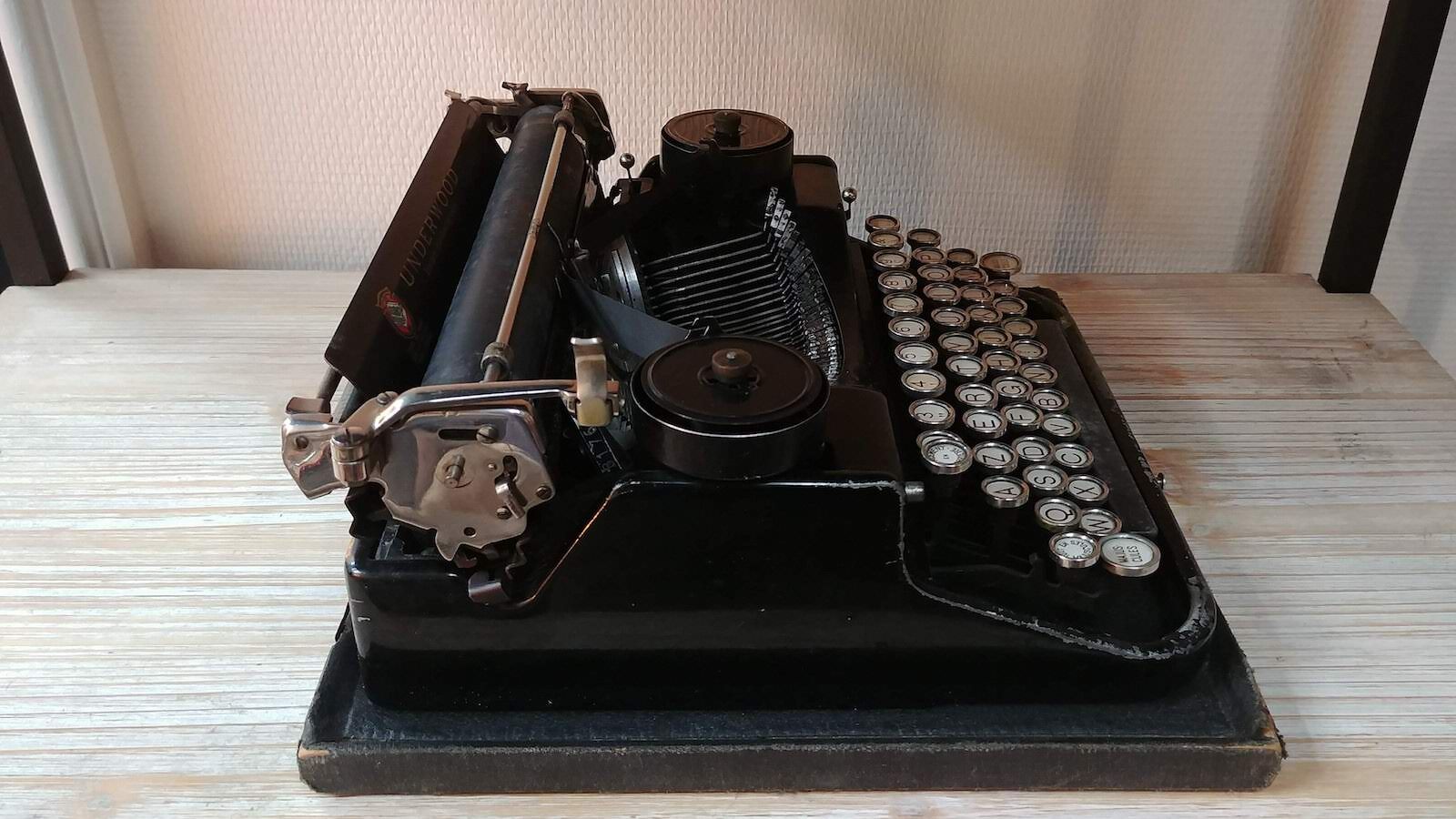 Oven Portable Banker Underwood typewriter