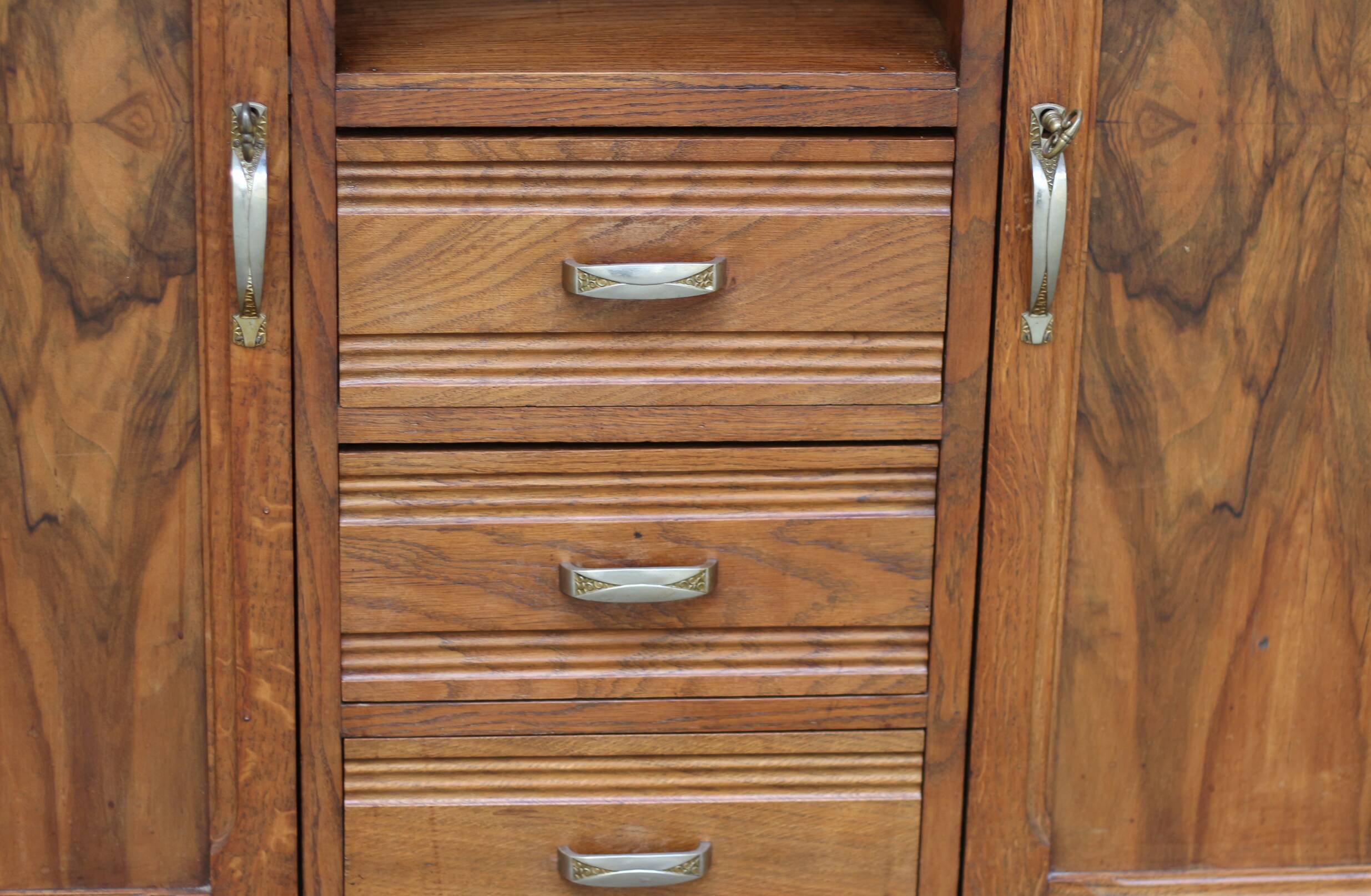 Art Deco sideboard in mahogany and mahogany burl. Splendid patina.