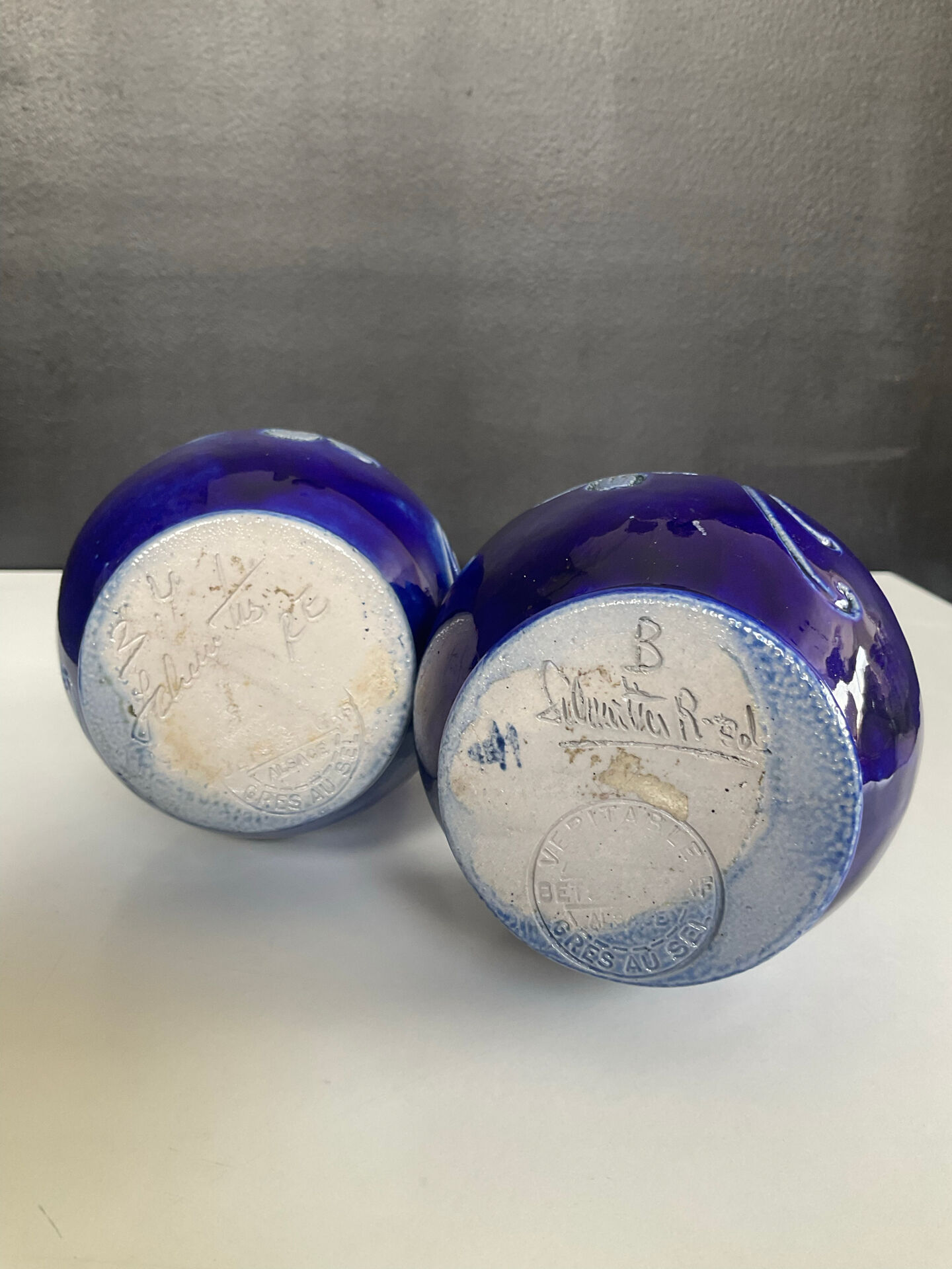 Paire de vases vintage en grès estampillés
