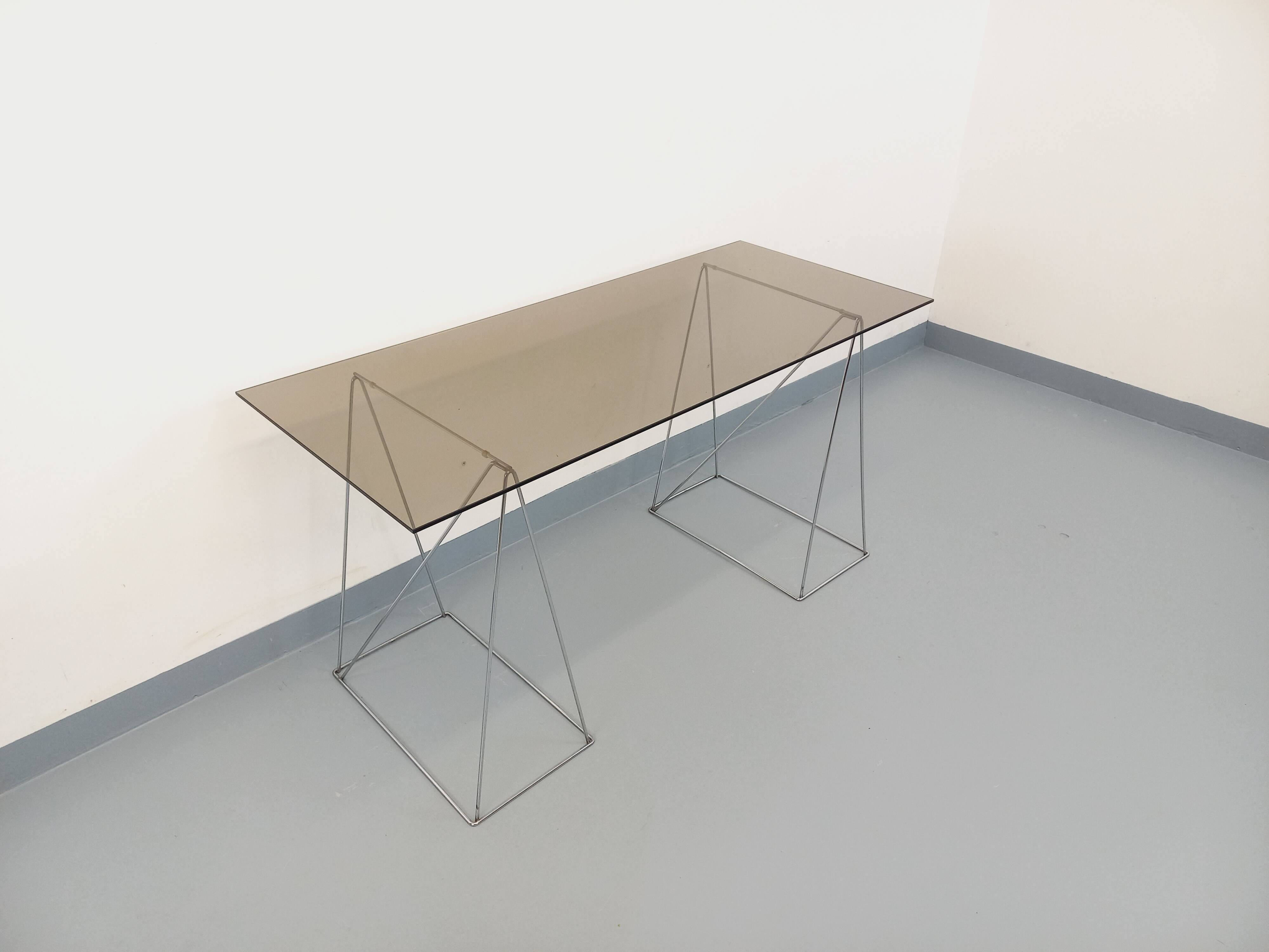 Bureau en verre fumé et métal chromé, années 70