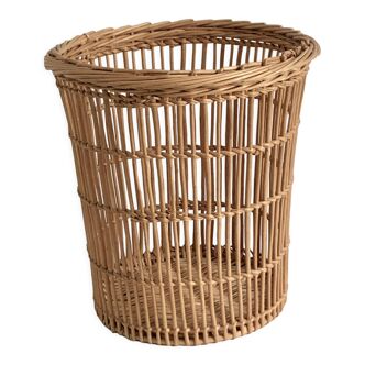 Round basket in woven wicker