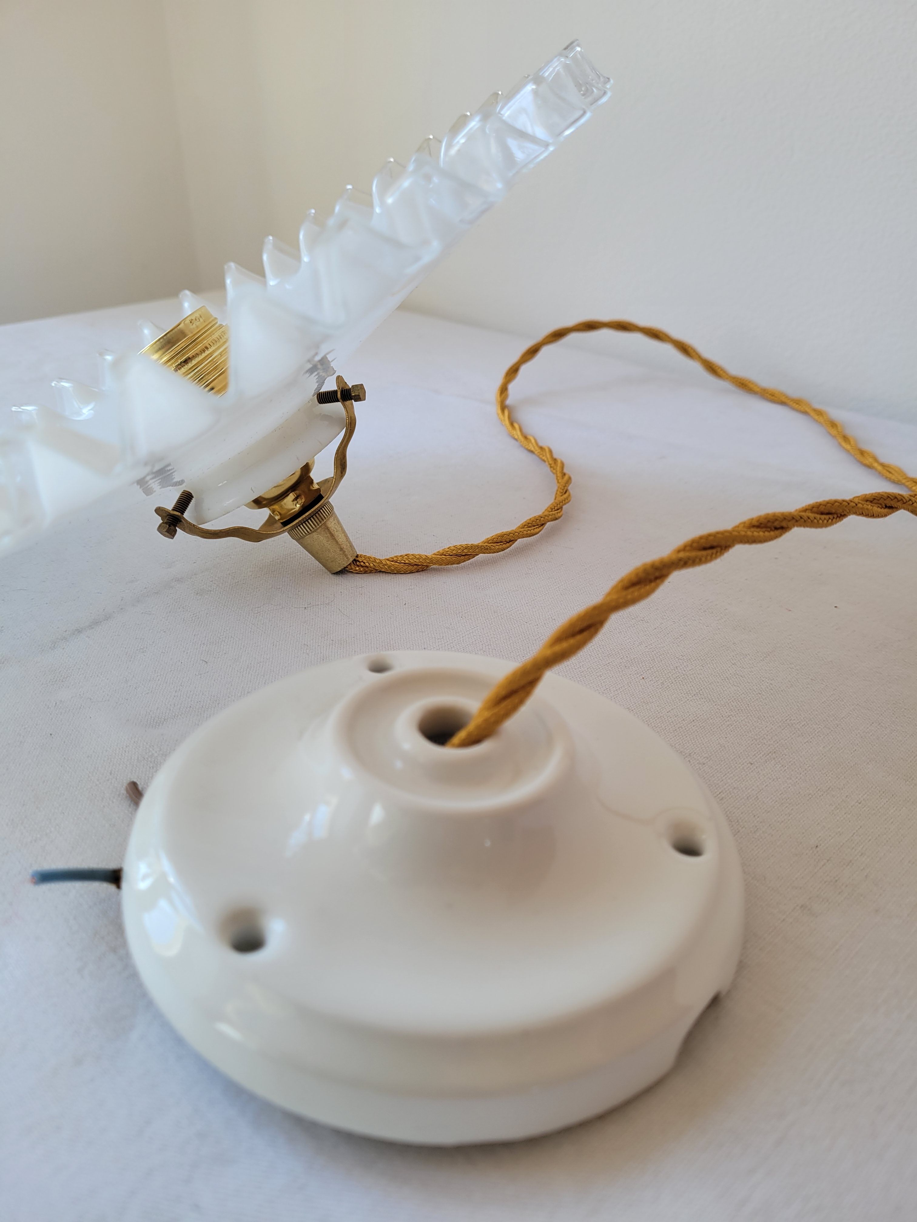 Serrated opaline suspension