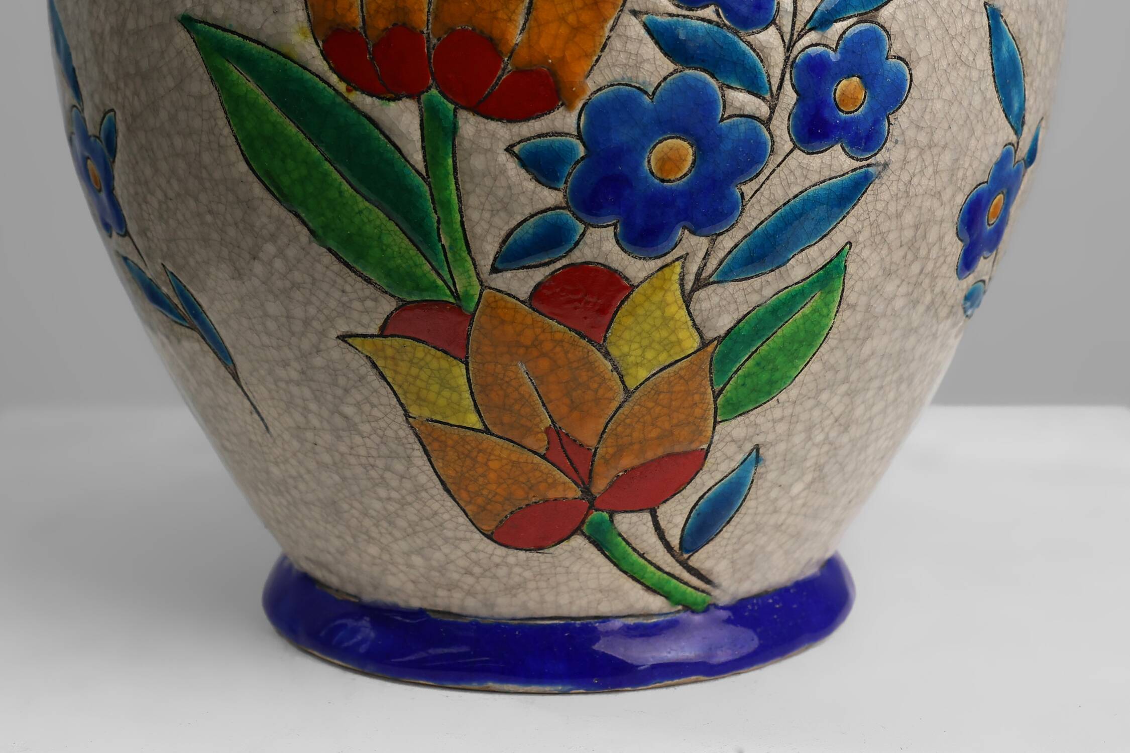 Vase Boch Keramis par Catteau, à décor floral polychrome, Belgique, années 1930